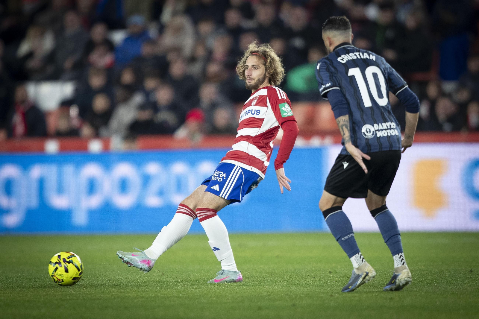 Gagnidze toca el balón en el último partido jugado por el Granada como local