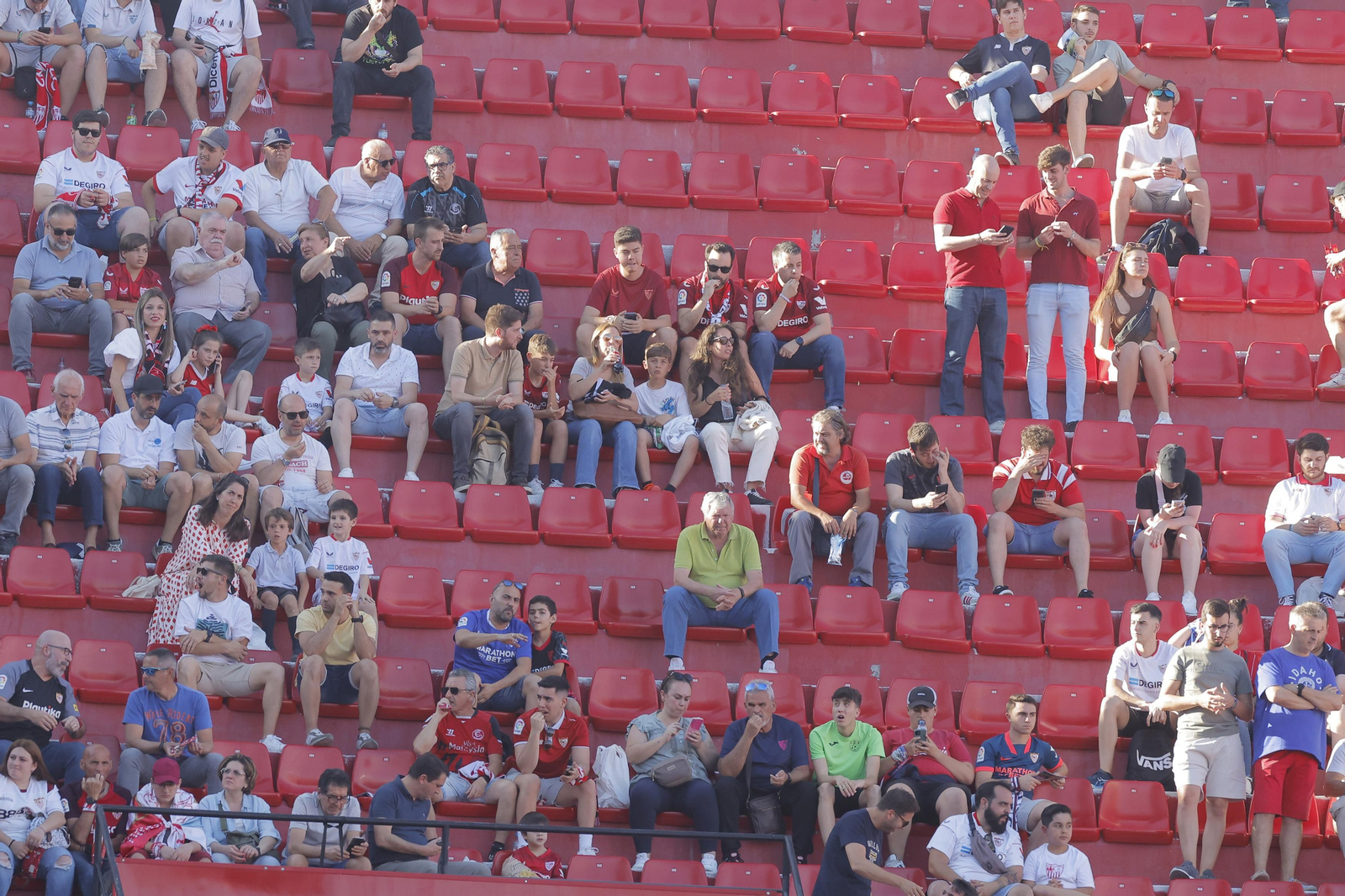 Búscate en las fotos del Sevilla-Español