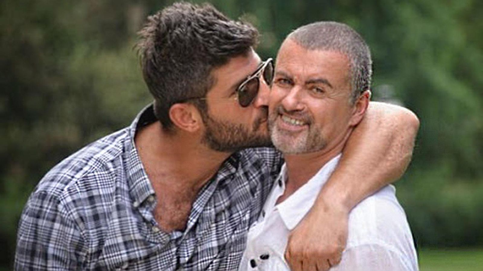 Fadi Fawax besa a su pareja, George Michael.