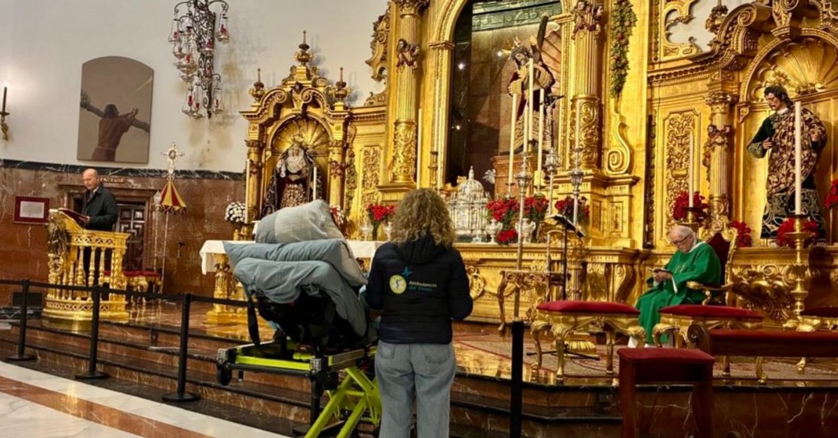 Una devota de 93 años cumple su deseo de rezar ante el Señor del Gran Poder gracias a la Ambulancia del Deseo