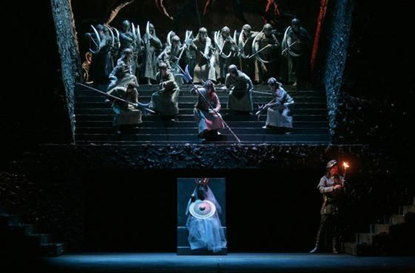 Imagen del ensayo general de 'Sárka' en el Teatro de la Maestranza. / Juan Carlos Muñoz