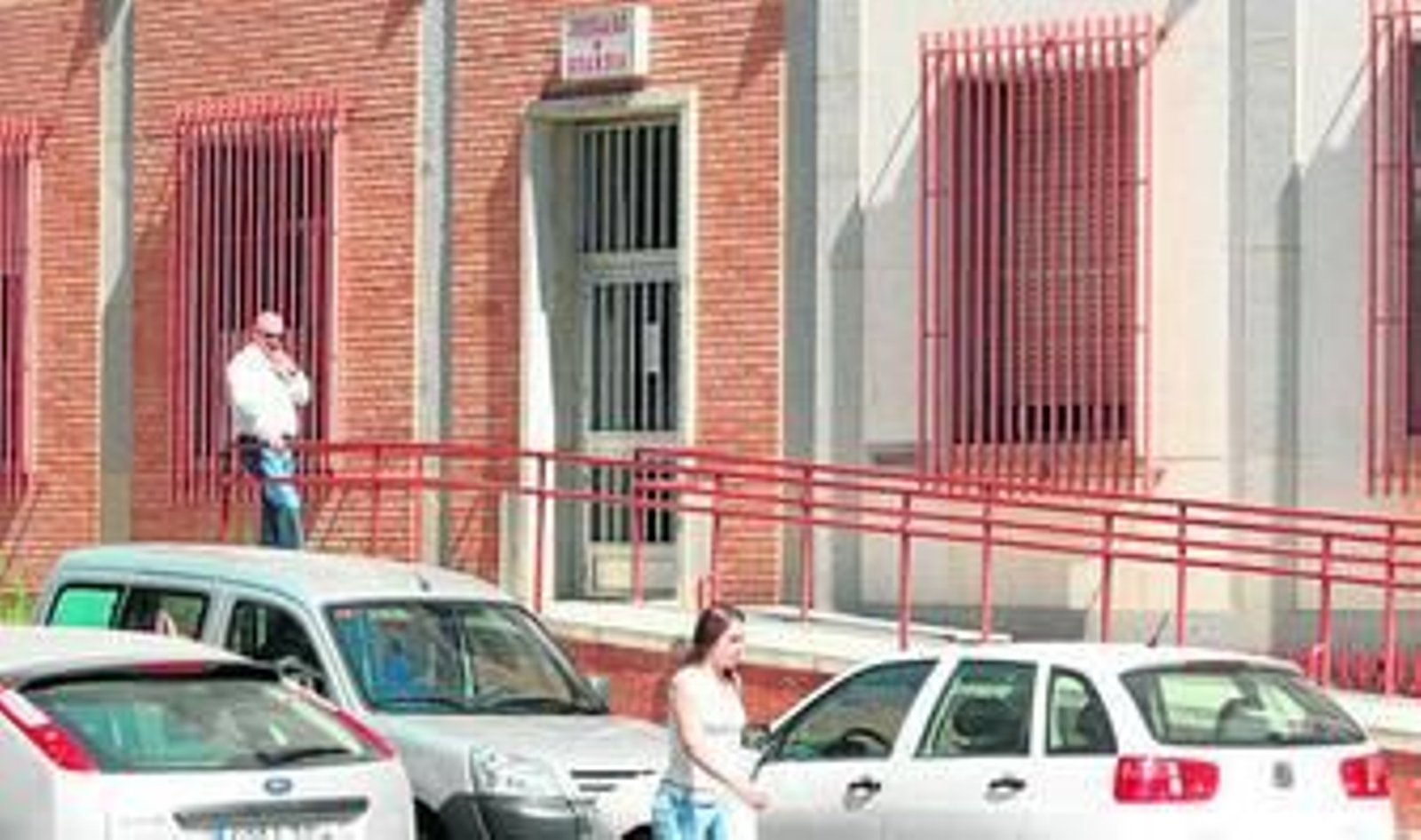 Acceso principal al juzgado de guardia, en la plaza de la Constitución.