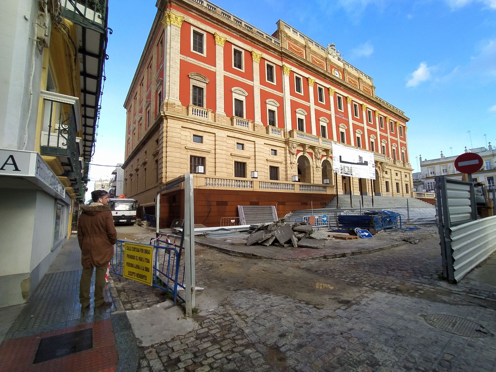 La retirada de la valla del Ayuntamiento deja al descubierto por completo el edifico y su revestimiento de acero corten.
