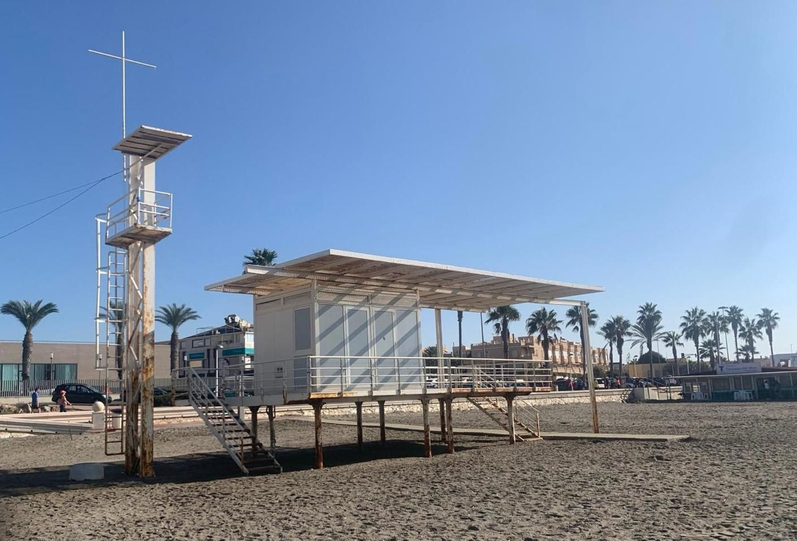 Una de las torres de salvamento en mal estado.