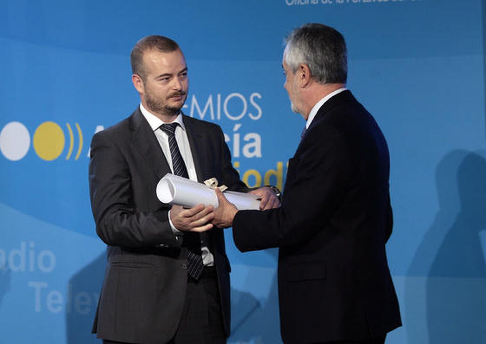 Juan Carlos Vázquez recoge el premio de manos de José Antonio Griñán. / Juan Carlos Muñoz