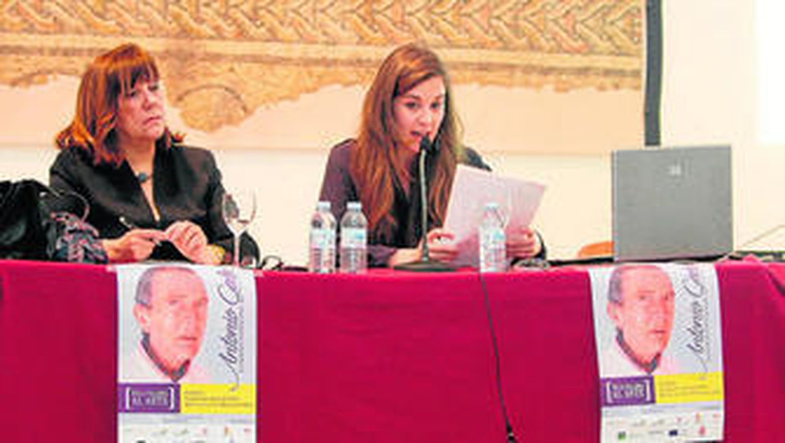 Ana Padilla y Clara Cobo, ayer, en el Congreso sobre Antonio Gala.