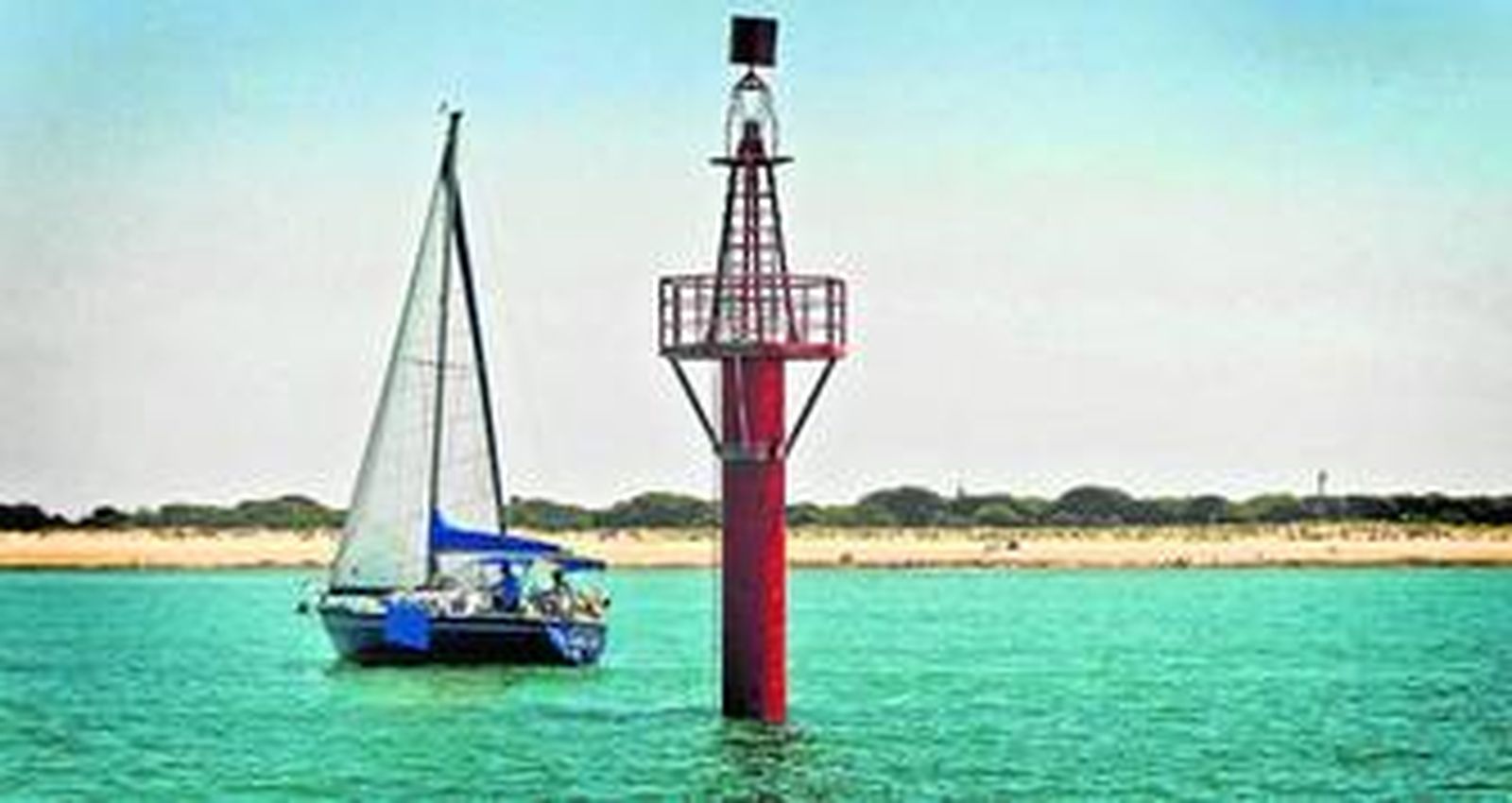 Vista del nuevo balizamiento fijo cuya instalación ha finalizado recientemente en la entrada al caño de Sancti Petri.