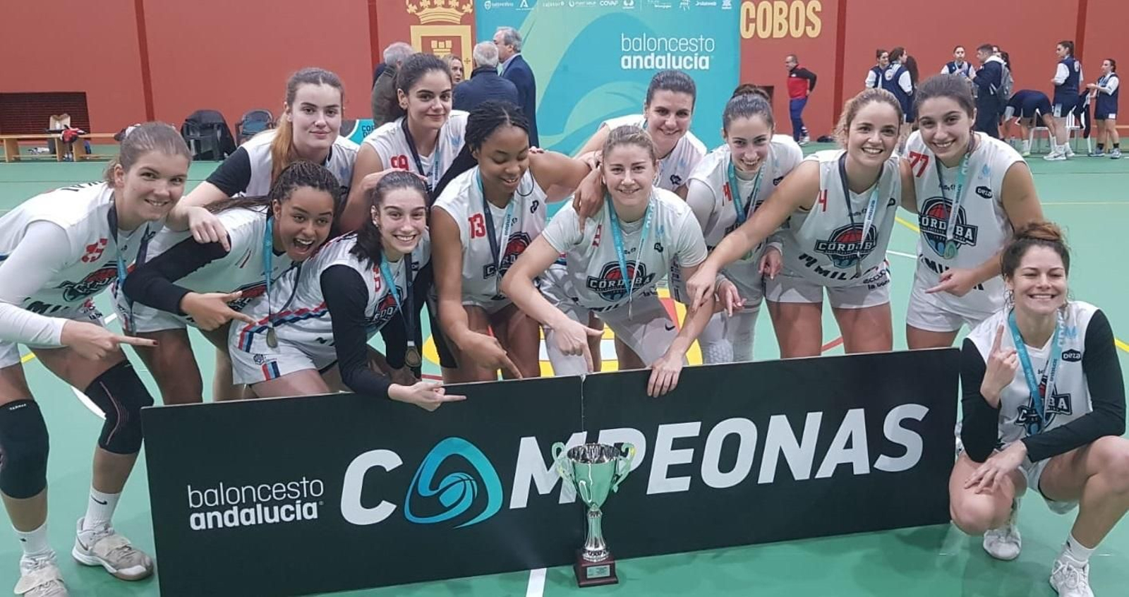 Las jugadoras del Milar Córdoba BF celebran el título conquistado.