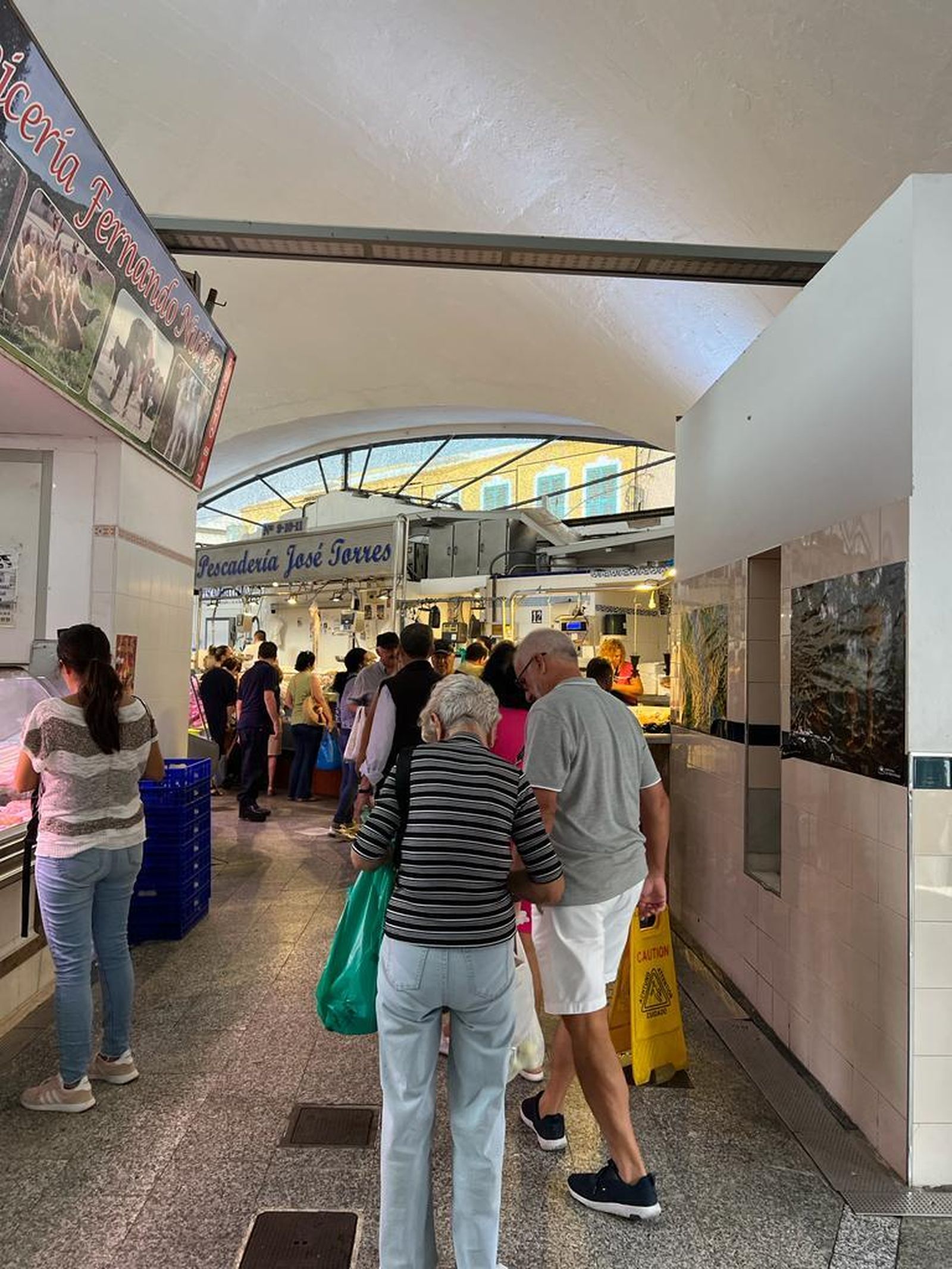 Una mañana de compras en el Mercado Ingeniero Torroja de Algeciras, en imágenes.