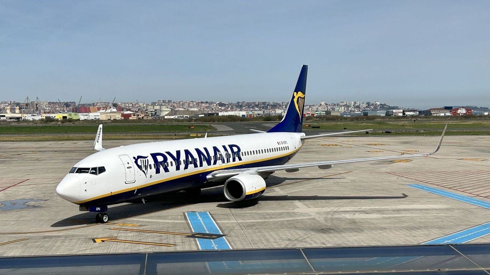 Un avión de Ryanair en la pista de un aeropuerto