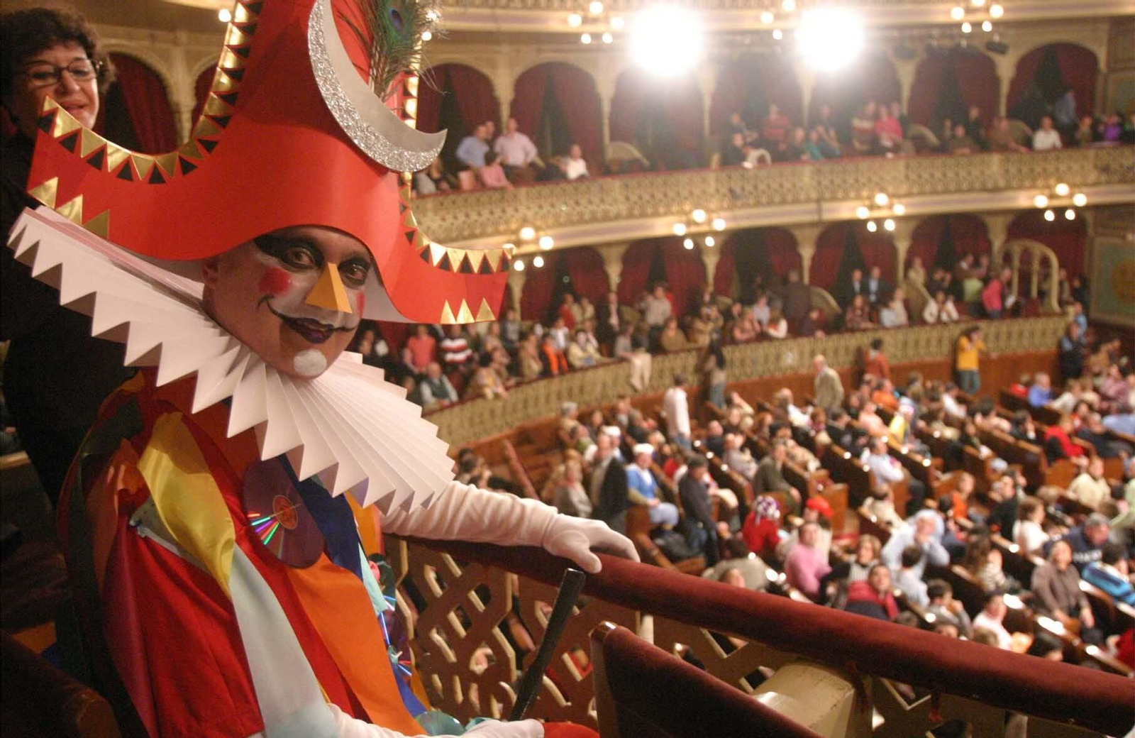 Tony Carbonell, autor del cartel del Carnaval 2007 , durante la Gran Final.