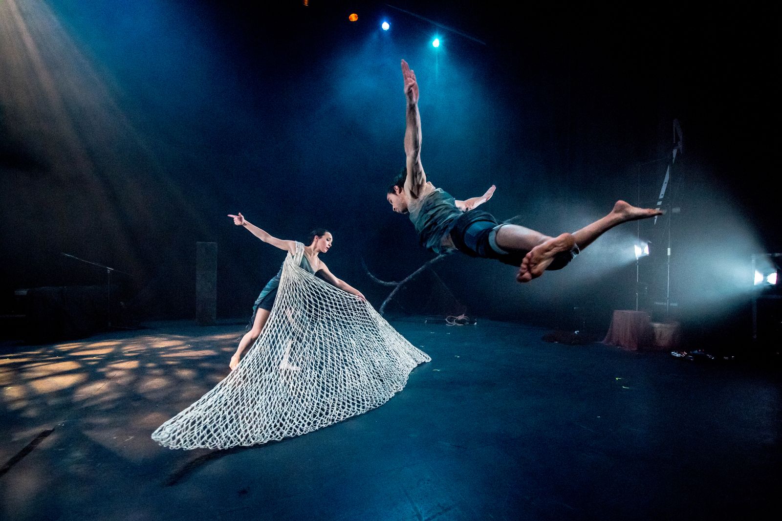 Un momento del espectáculo ‘Órbita’, con los intérpretes Carlos López y Noemí Pareja