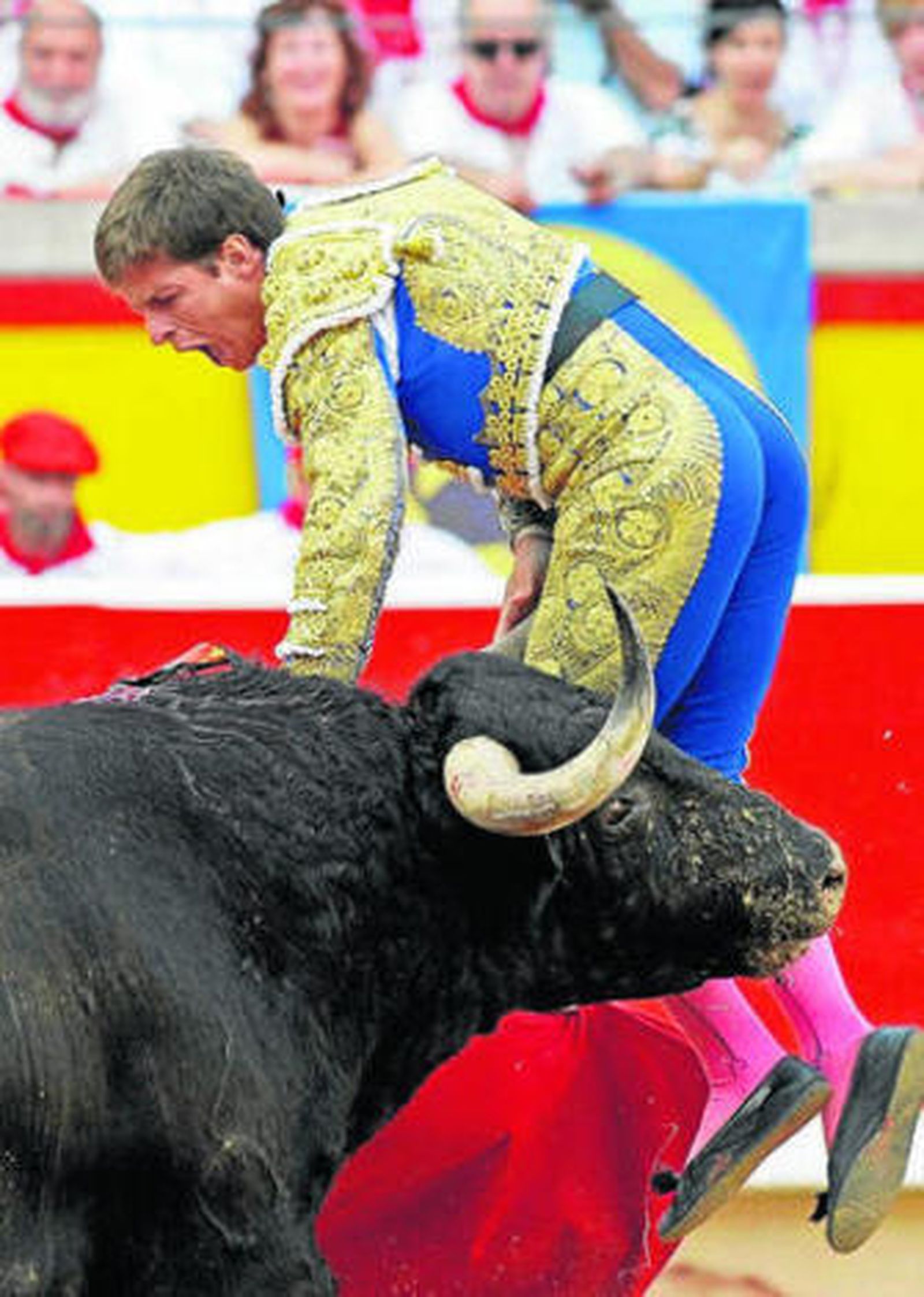 El Juli corta dos orejas y cae herido en Pamplona