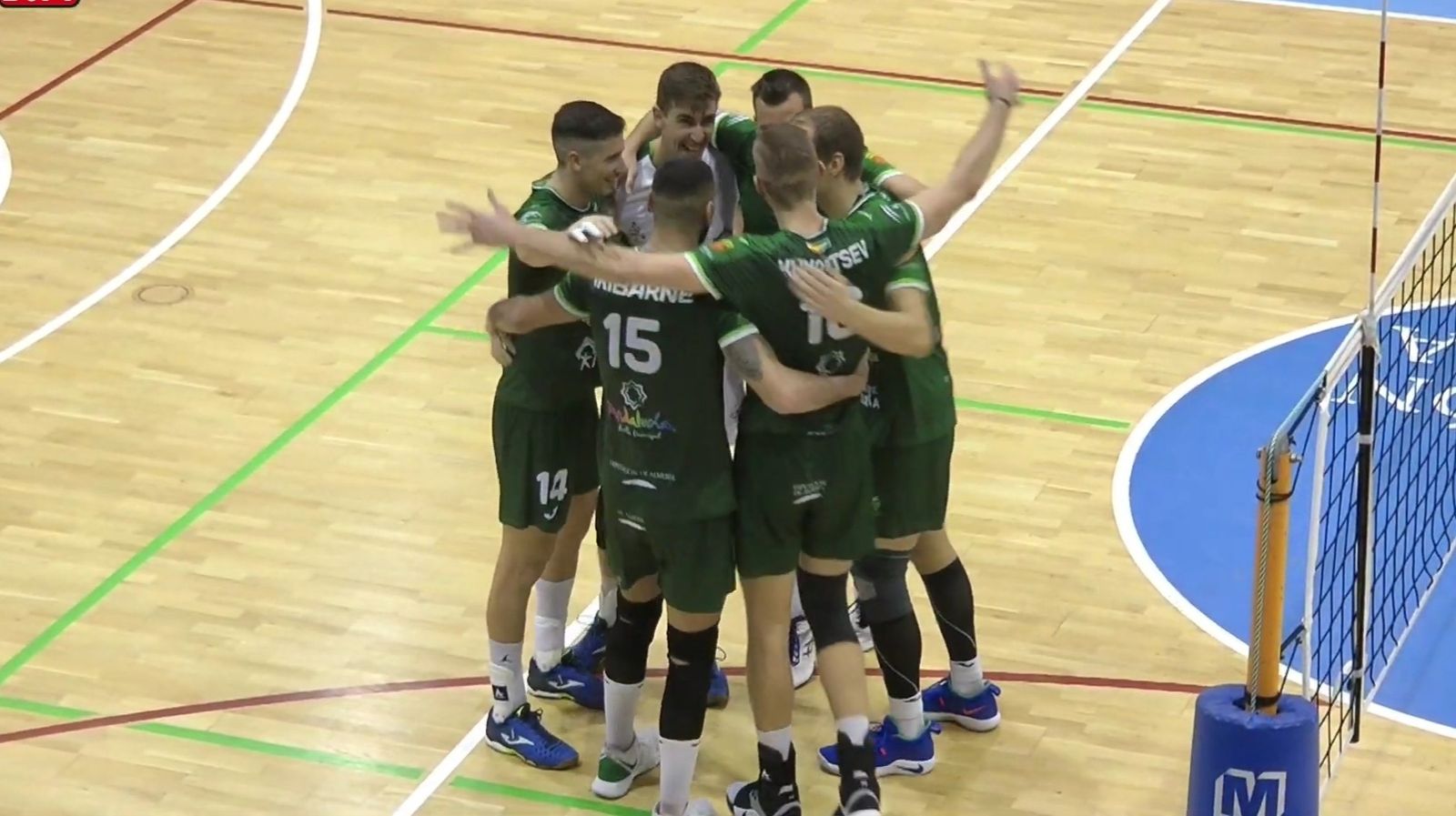 Jugadores ahorradores celebrando un punto este sábado en el Moisés Ruiz.