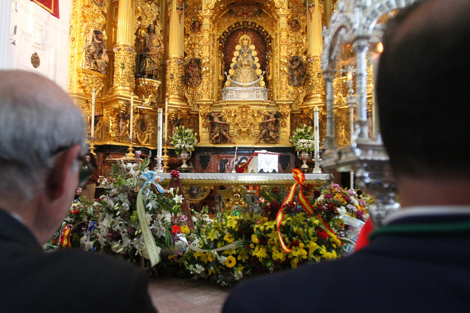 La Hermandad de Huelva se presenta ante la Virgen del Rocío en su peregrinación a la aldea almonteña
