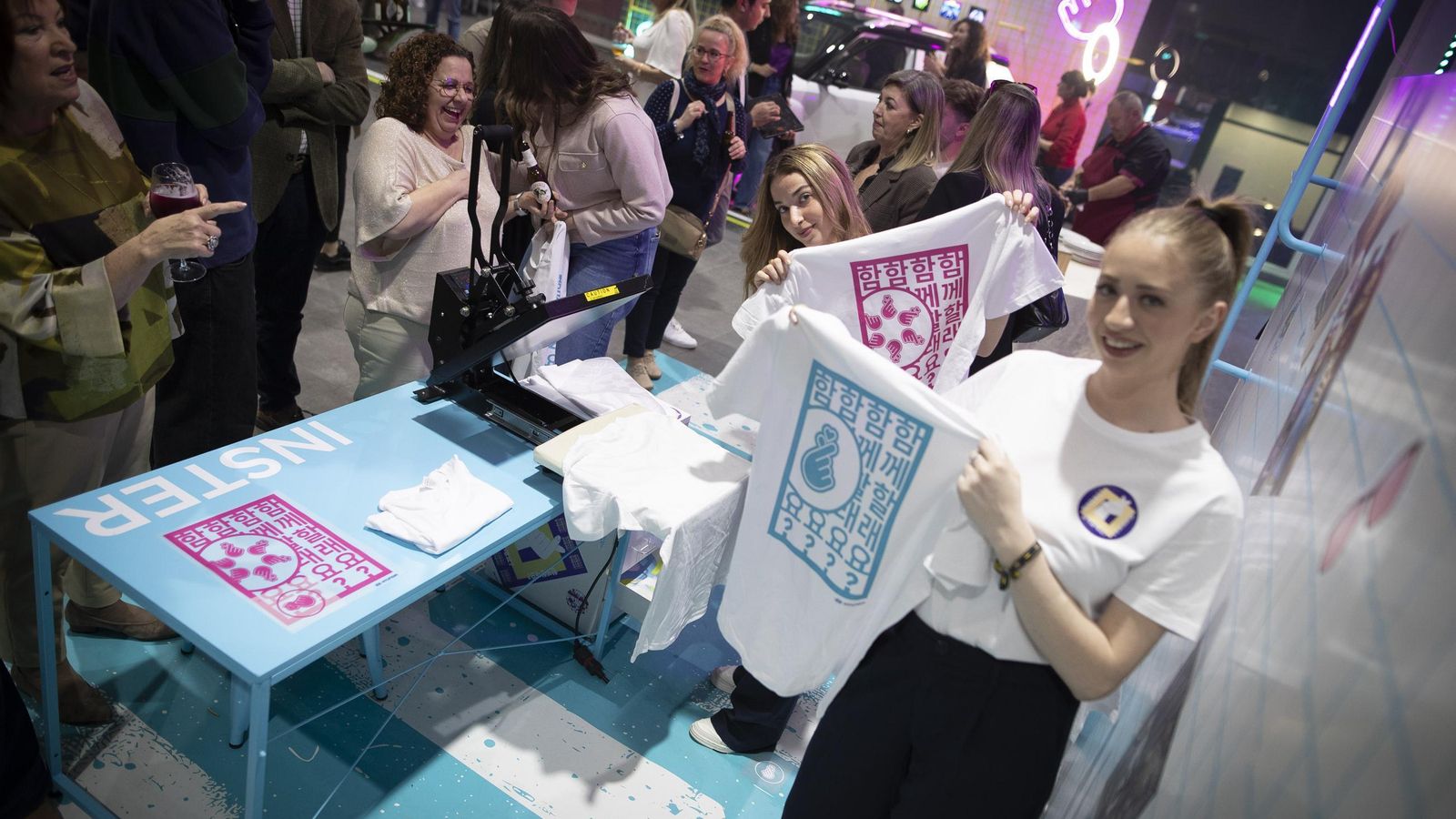 Los invitados pudieron disfrutar de una experiencia total que incluyó un taller de serigrafía.