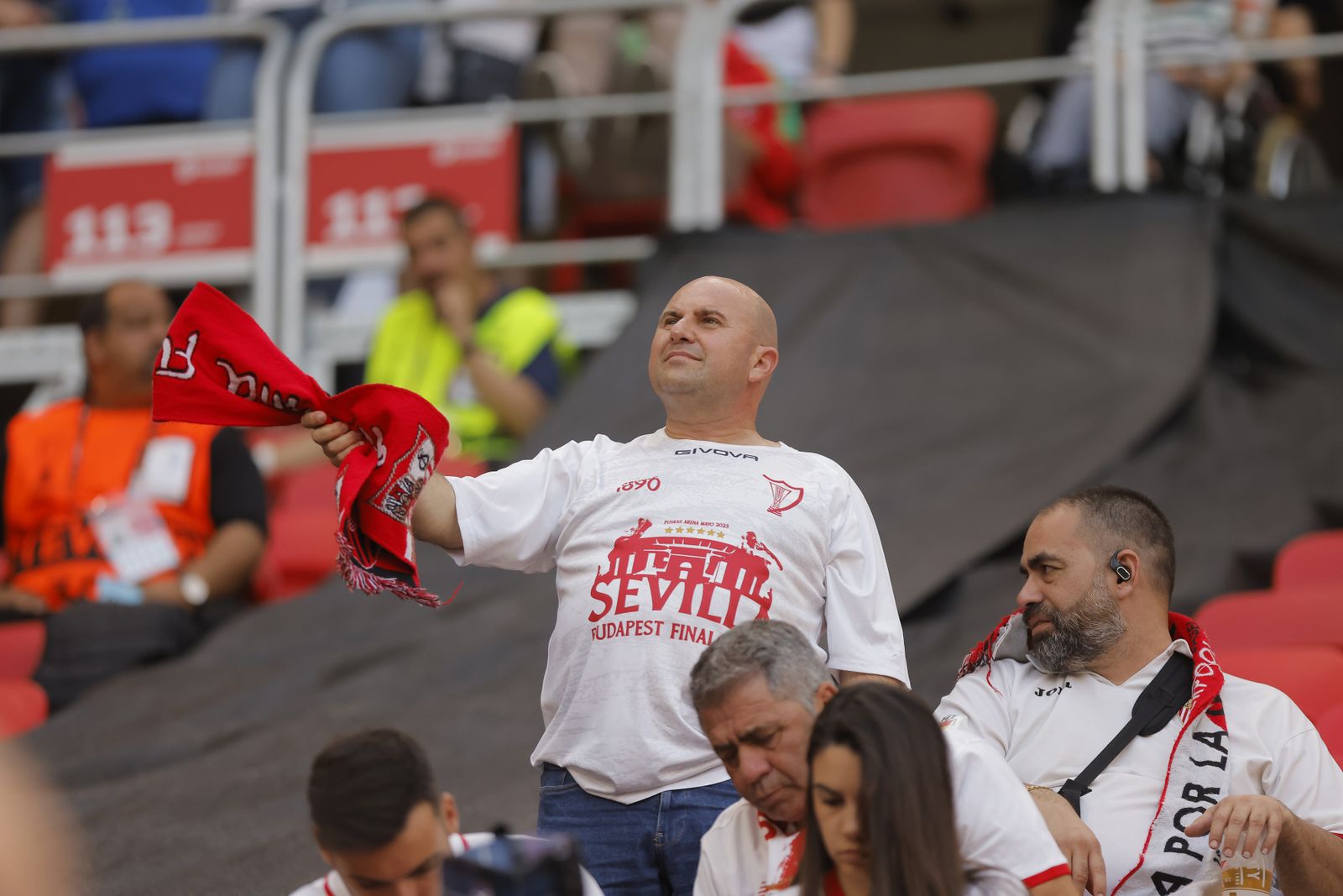 Búscate en las fotos del Sevilla-Roma