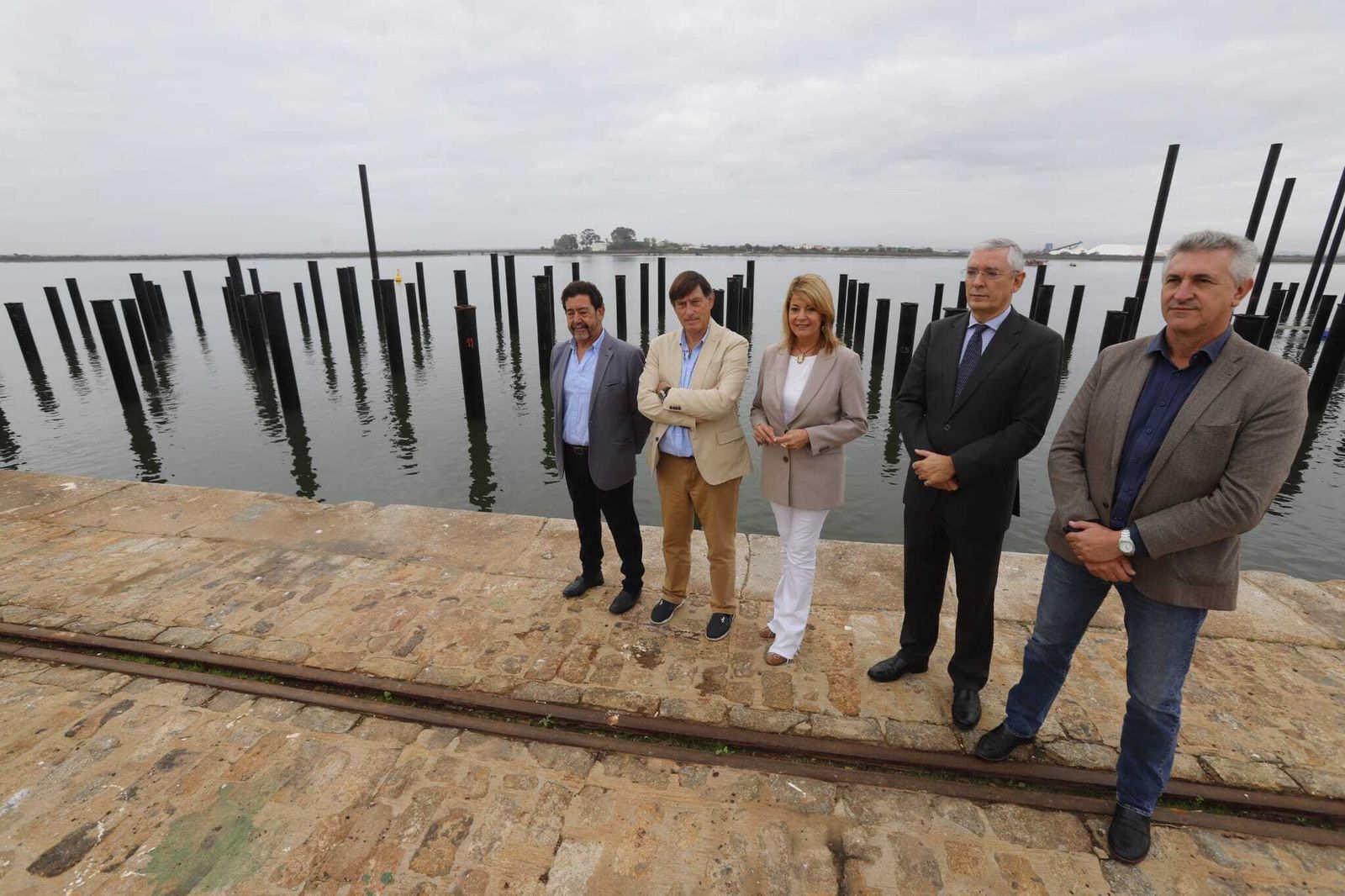 La presidenta del Puerto, Pilar Miranda,  junto al director, Ignacio Álvarez-Ossorio y los empresarios de Marina del Odiel.