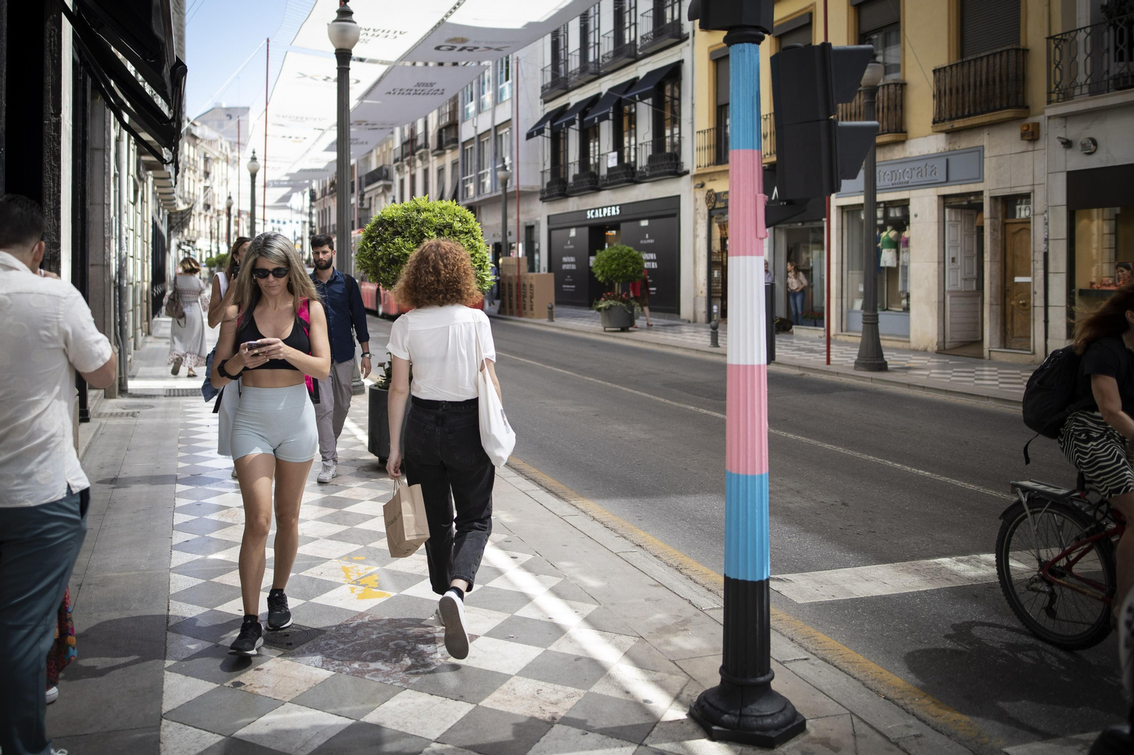 Imagen de archivo de gente andando por el Centro de Granada.