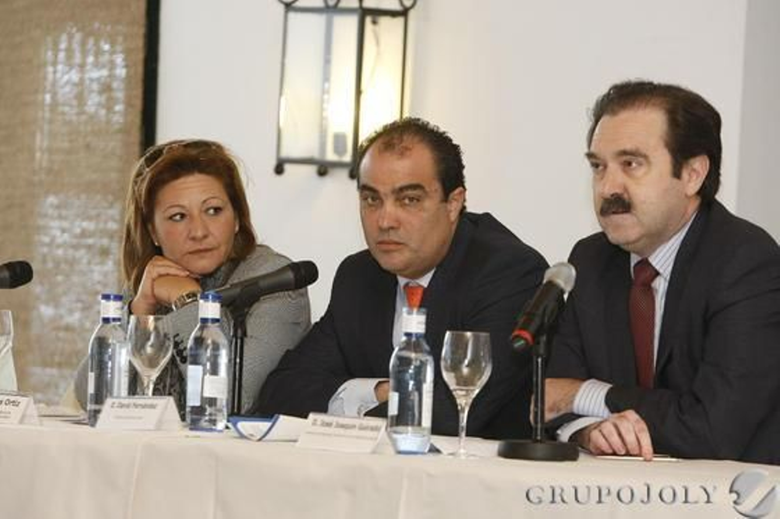 La delegada territorial de Economía, Innovación, Ciencia y Empleo, Angelines Ortiz;el gerente de Empresas Territorio Sur de Telefónica España, José Joaquín Guirado; y el director de Diario de Jerez, ayer en la clausura.

Foto: Pascual