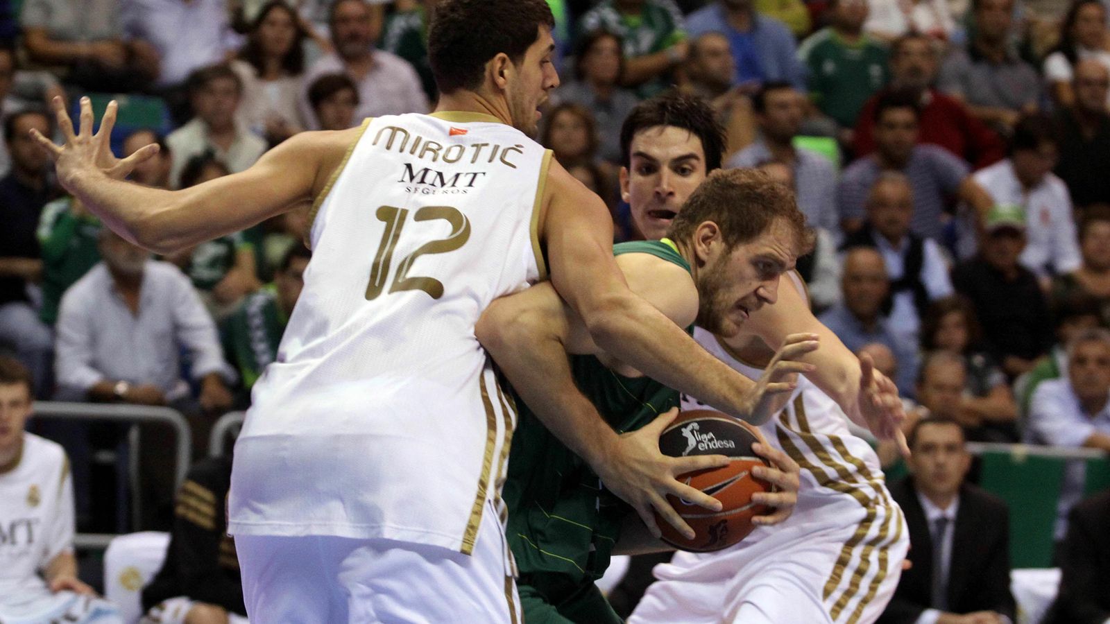 Mirotic y Suárez defiende a Luka Zoric.