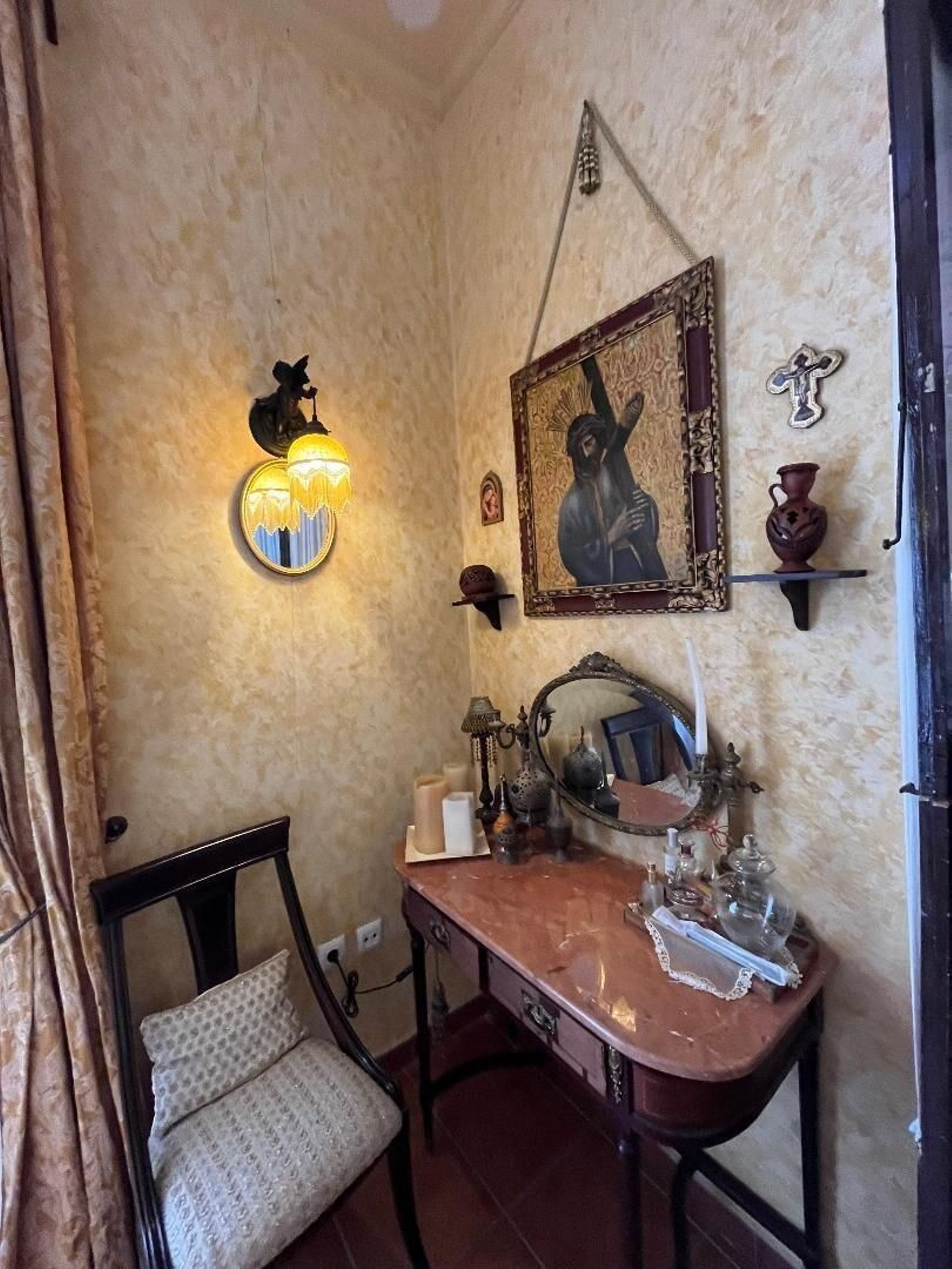 La curiosa casa de David Calleja, el concejal influencer de El Puerto, desde dentro: detalles kitsch y cofrades en cada rincón