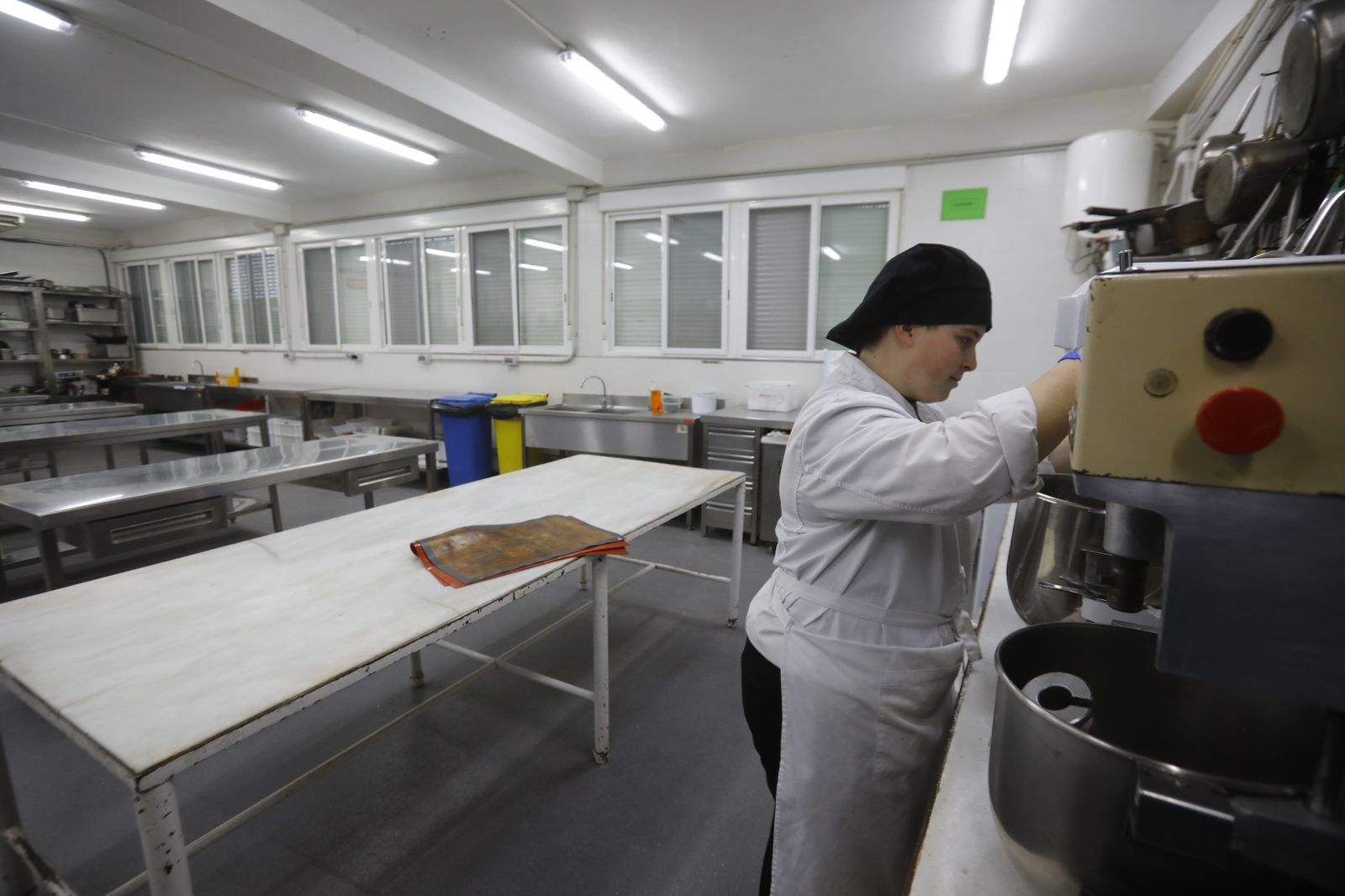 El restaurante y las cocinas del instituto Gran Capitán de Córdoba, en imágenes