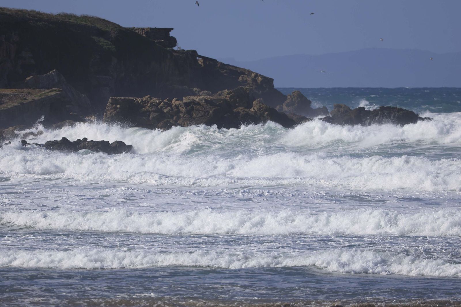 Las fotografías del paseo marítimo de Los Lances tras la borrasca Oriana