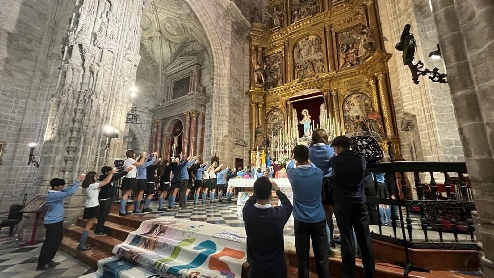 Celebración de una misa con alumnos del colegio.