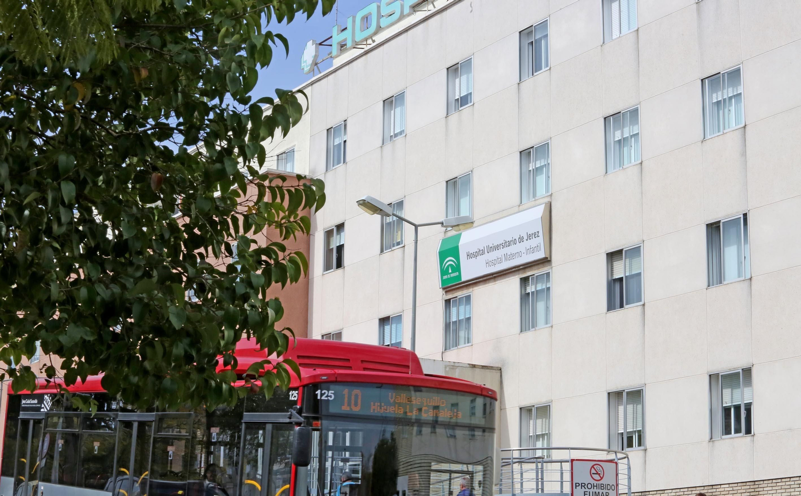 Un autobús pasa ayer frente a la fachada del Hospital de Jerez.