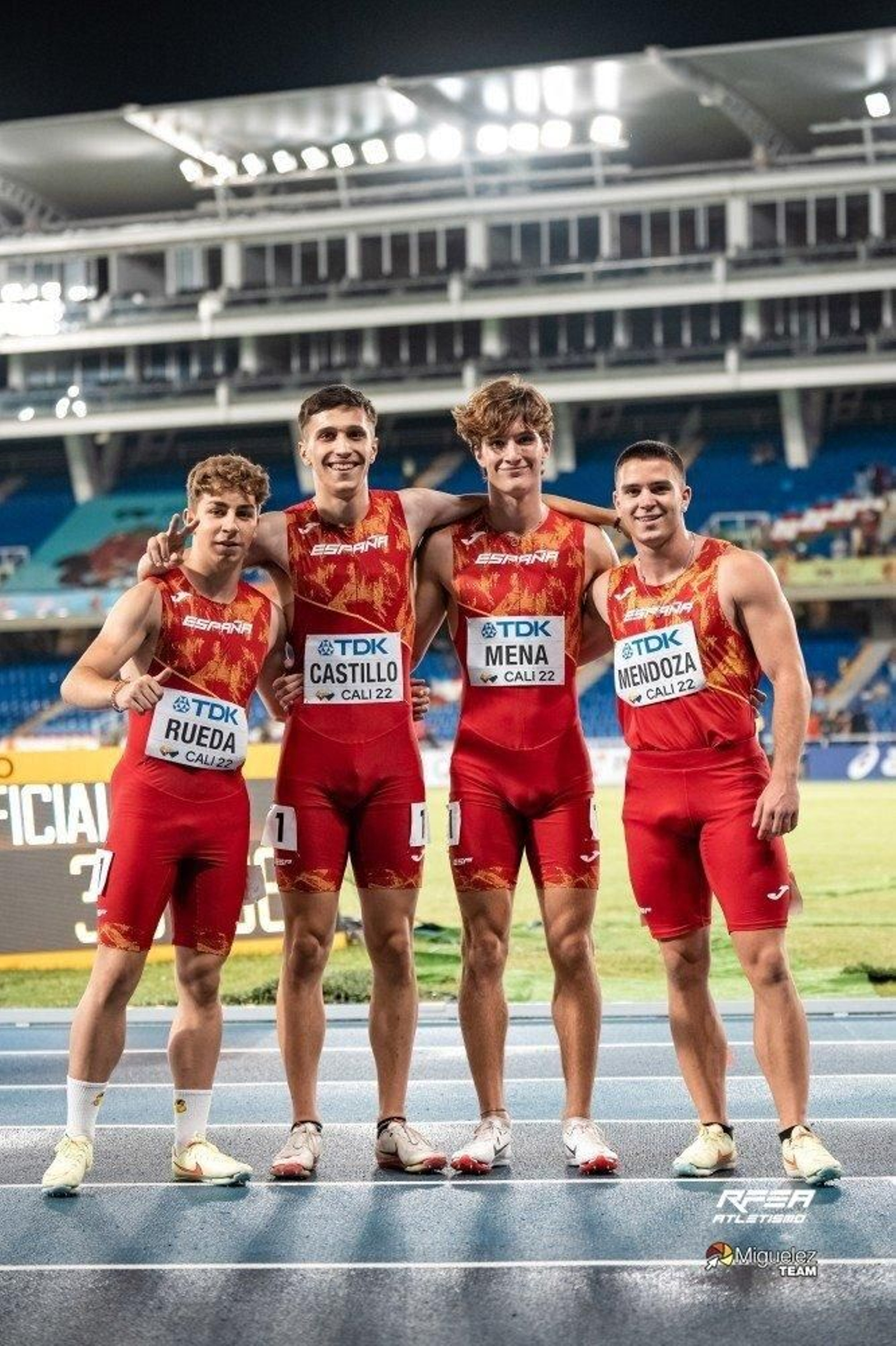 El atleta almeriense posa con sus compañeros del 4x100 relevos en el pasado Campeonato del Mundo sub-20.