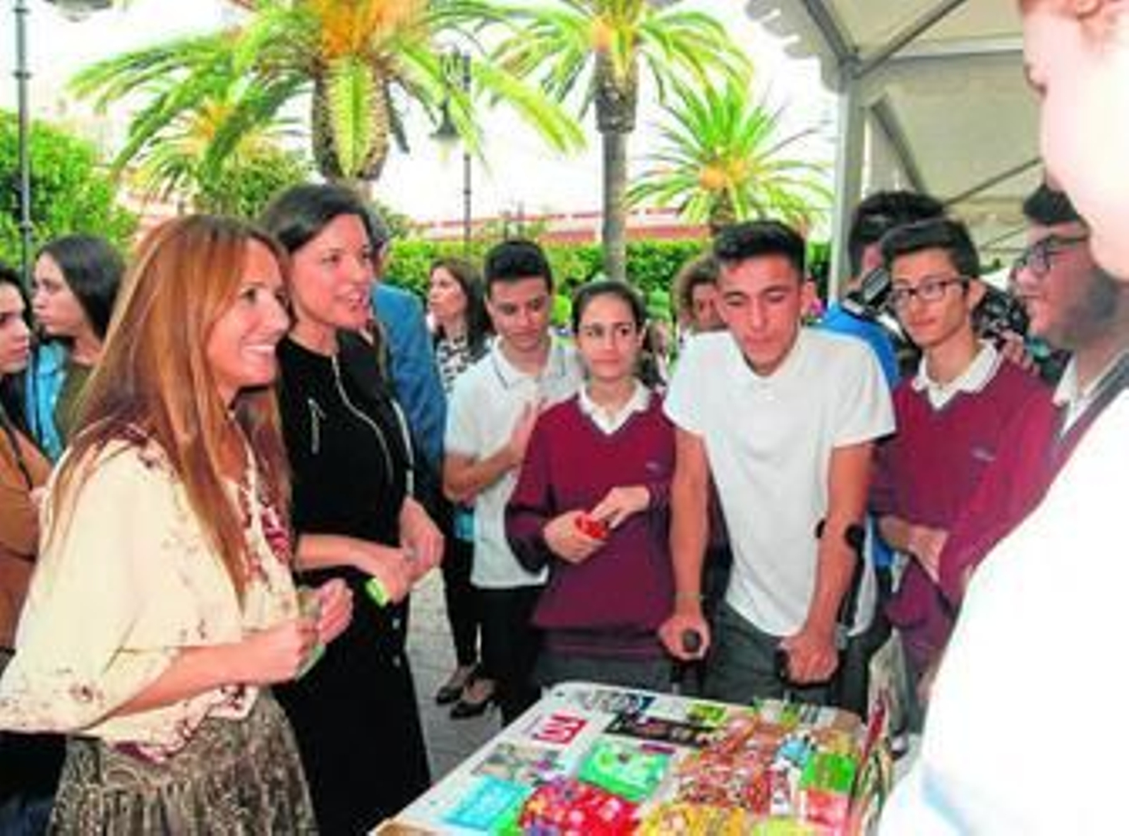 Gema Pérez, en la feria de miniempresas de la provincia, a la que asistieron los centros de la comarca.