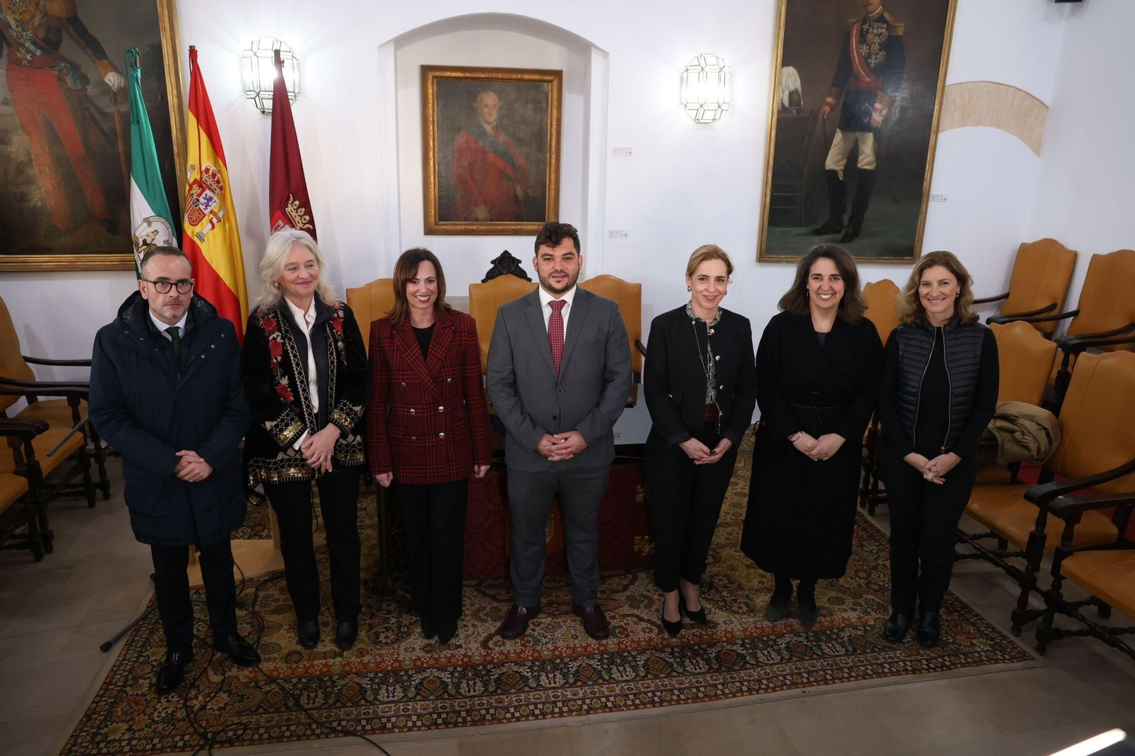 Las autoridades en el salón de plenos de Arcos tras la firma.