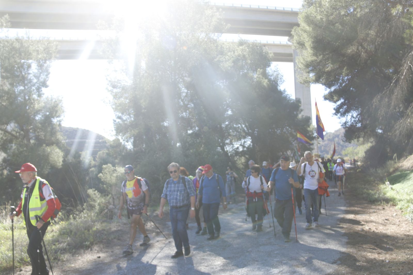 Cientos de personas participan en la marcha de la Desbandá