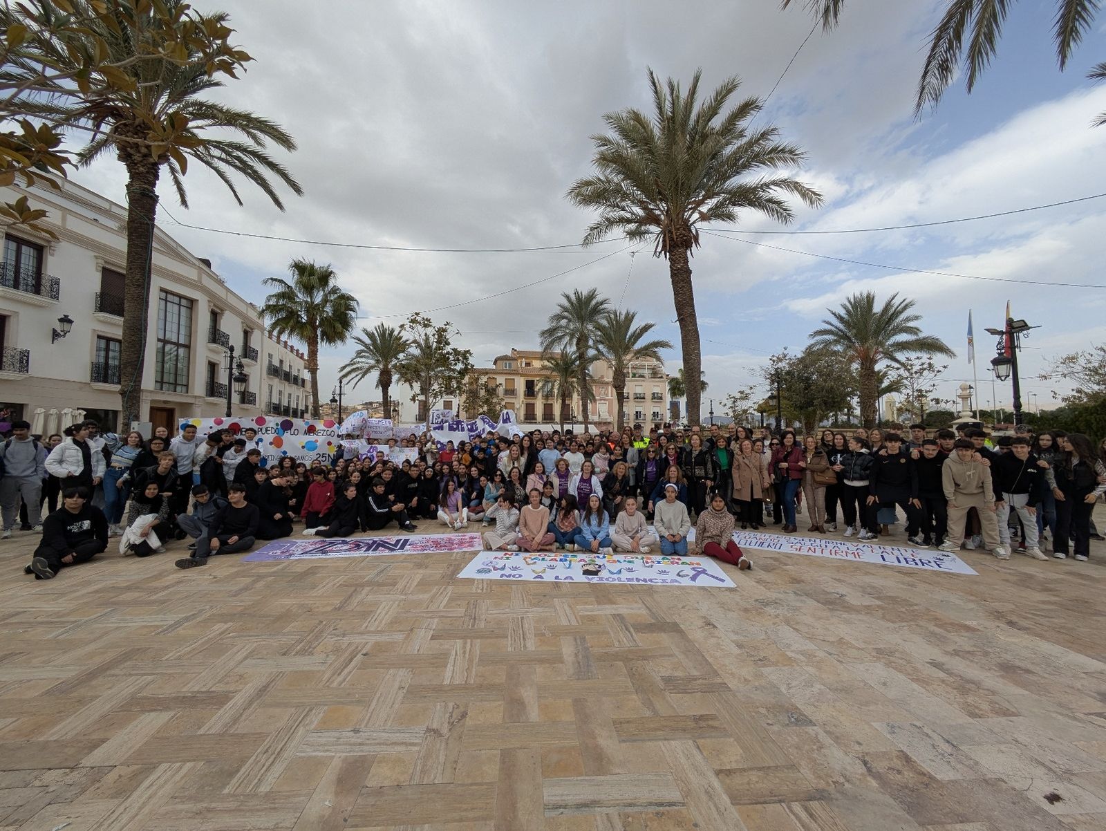 Foto de familia de los asistentes al acto por el 25N en la Plaza Mayor de Albox
