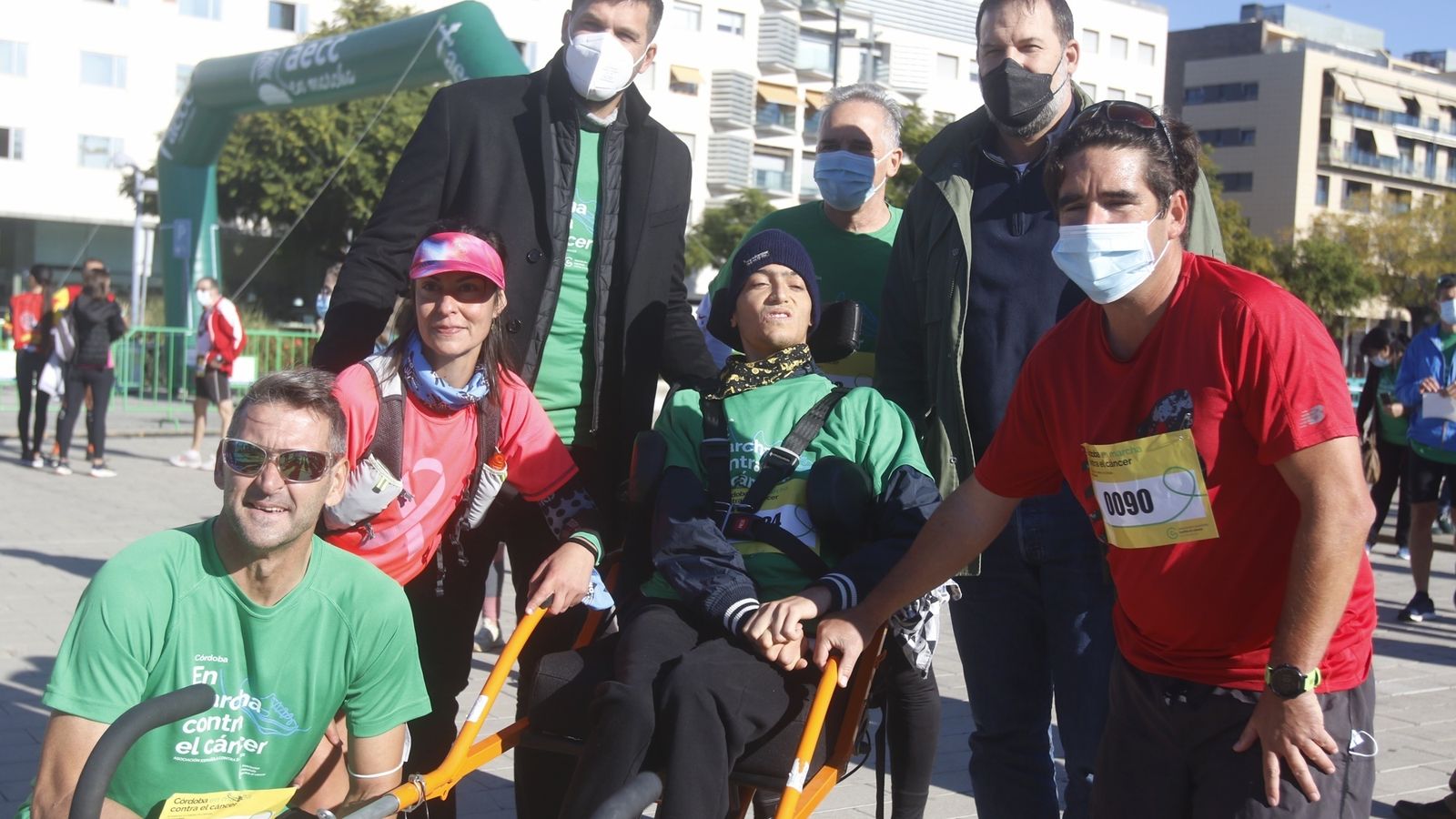 Los hermanos Felipe y Alfonso Reyes, se fotografían con algunos asistentes a la Marcha contra el cáncer