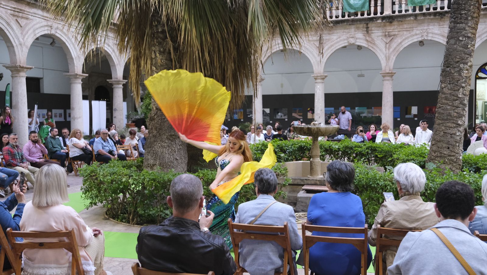 Imágenes del desfile benéfico contra el cáncer, en la Escuela de Artes de Almería