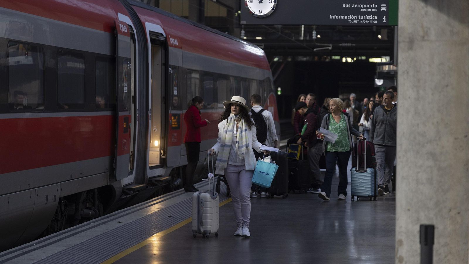 Pasajeros de IRYO en Santa Justa.