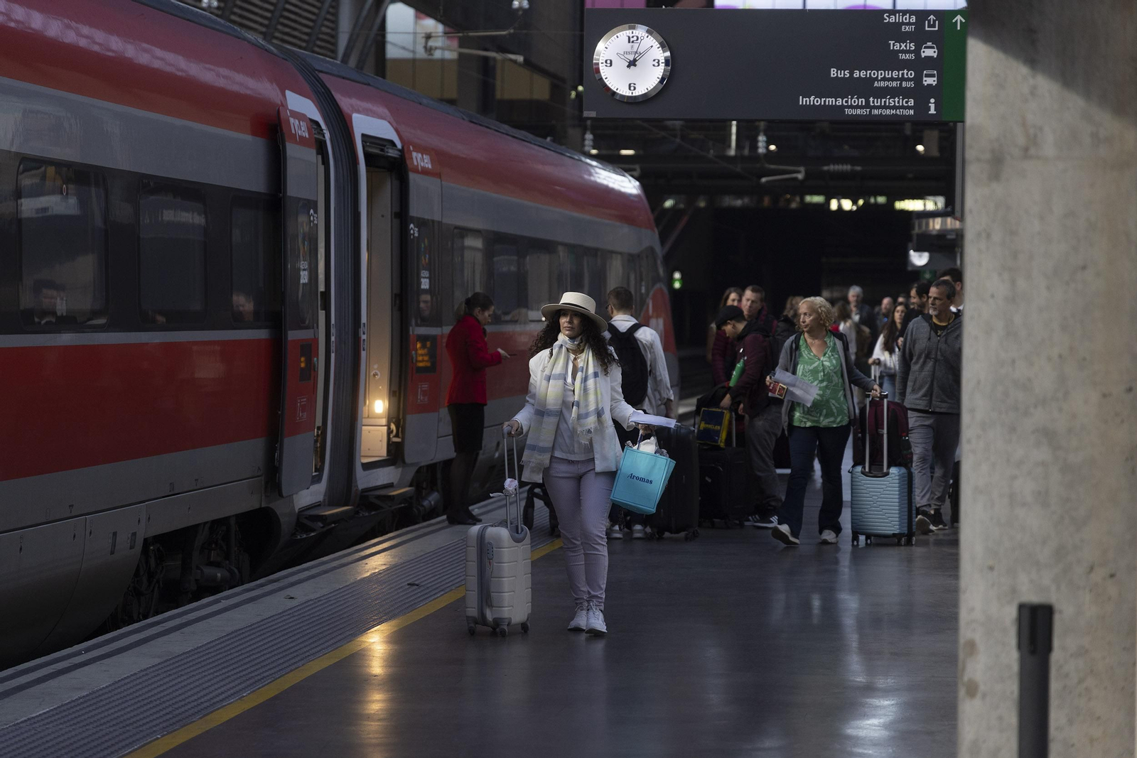 Pasajeros de IRYO en Santa Justa.