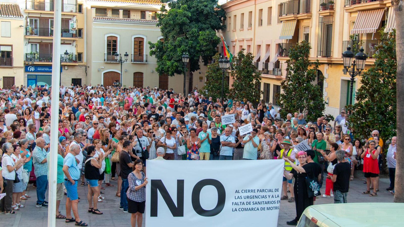 Cerca de medio millar de personas se han manifestado por las principales calles del centro de la ciudad Cerca de medio millar de personas se han manifestado por las principales calles del centro de la ciudad