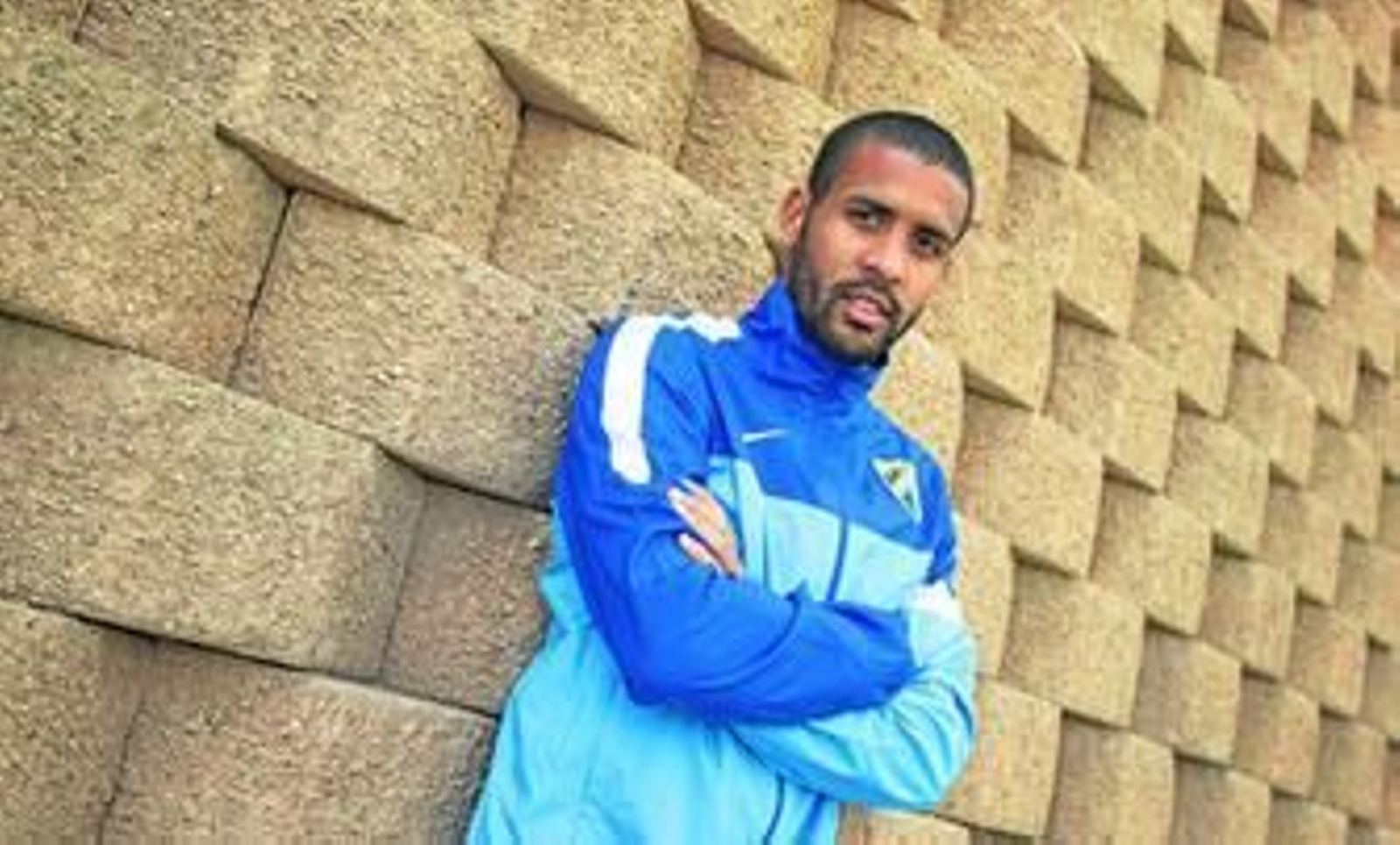 Fernando Tissone posa en uno de los muros interiores del estadio de atletismo Ciudad de Málaga.