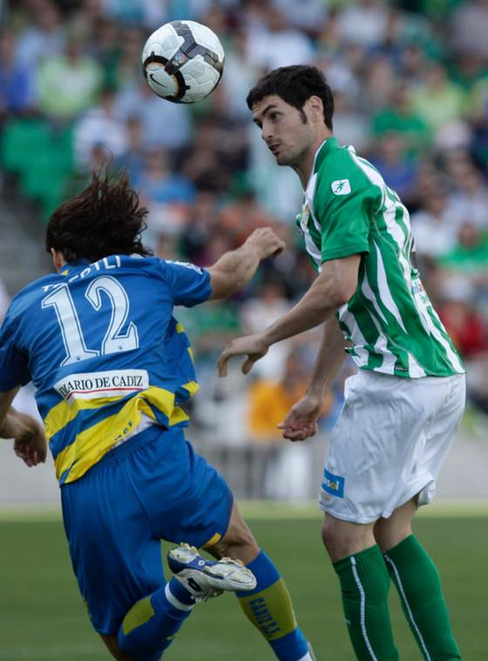 El Cádiz se complica sus opciones de salvar la categoría tras caer goleado en el Ruiz de Lopera por cuatro tantos a cero.

Foto: Antonio Pizarro