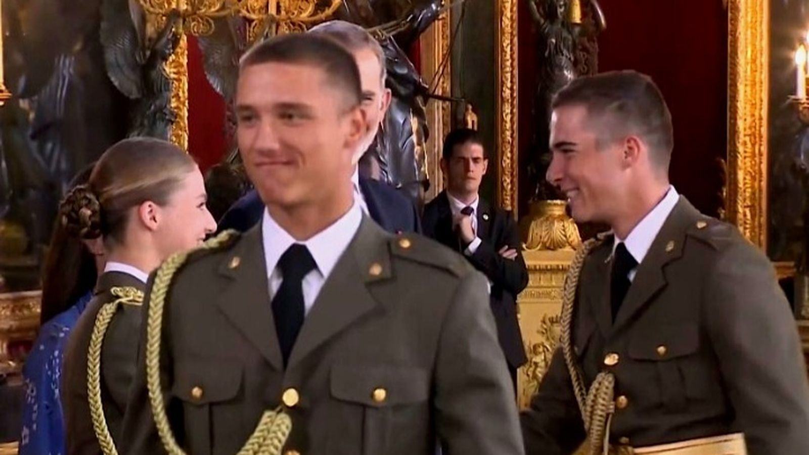 Doña Leonor saluda al compañero al que le ha hecho especialmente ilusión verle en la recepción en el Palacio Real