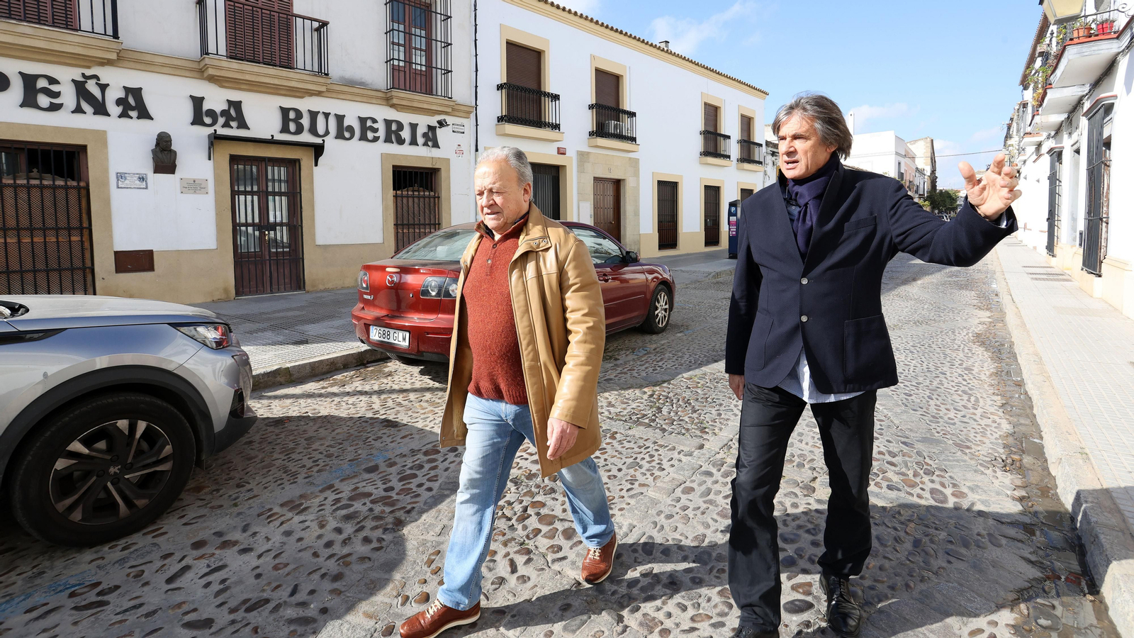 Visita de Víctor Ochoa con Pedro Pacheco a sus esculturas de Lola Flores y el Minotauro en Jerez