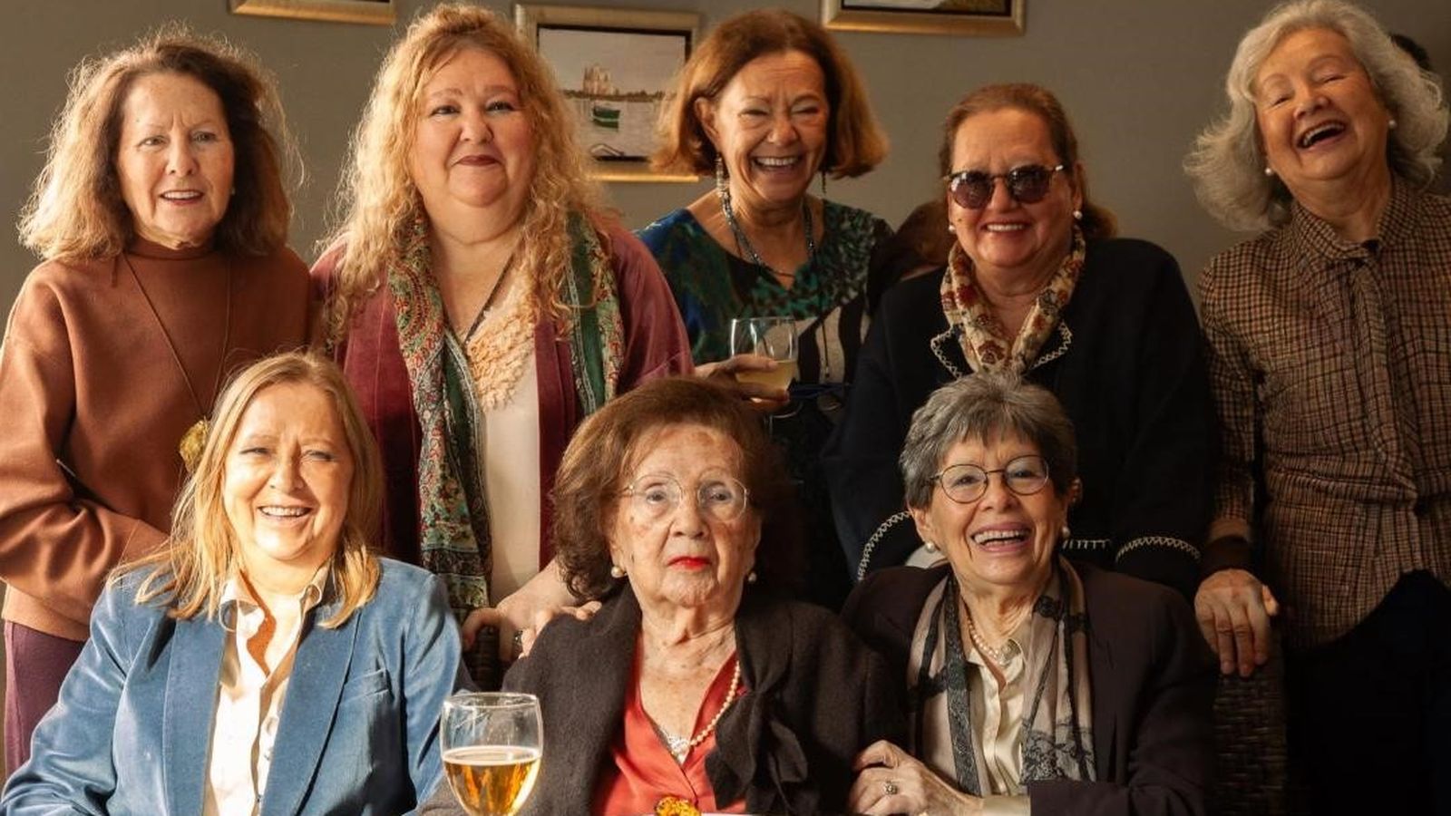 La homenajeada, durante el almuerzo con sus hijas Bella, Susana, Alicia, Pilar, Norma, Mimi y Sisa Benítez Sánchez.