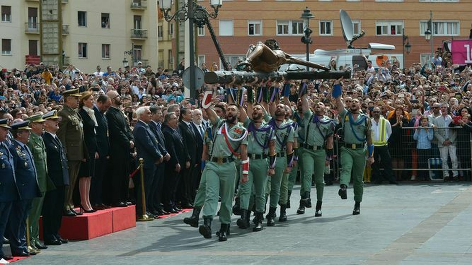 Los legionarios alzan el Cristo de Mena malagueño