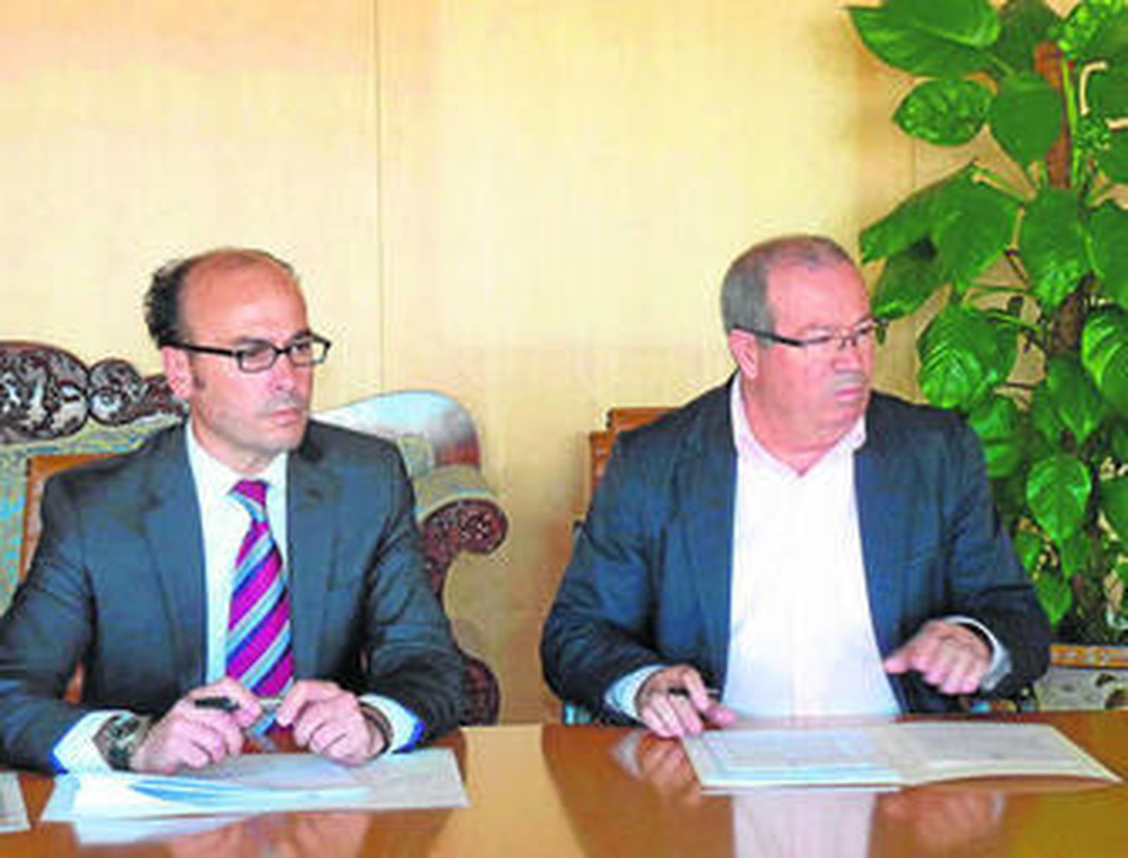 El gerente del Opaef, Juan Francisco González, y el portavoz del gobierno socialista, Manuel Domínguez.