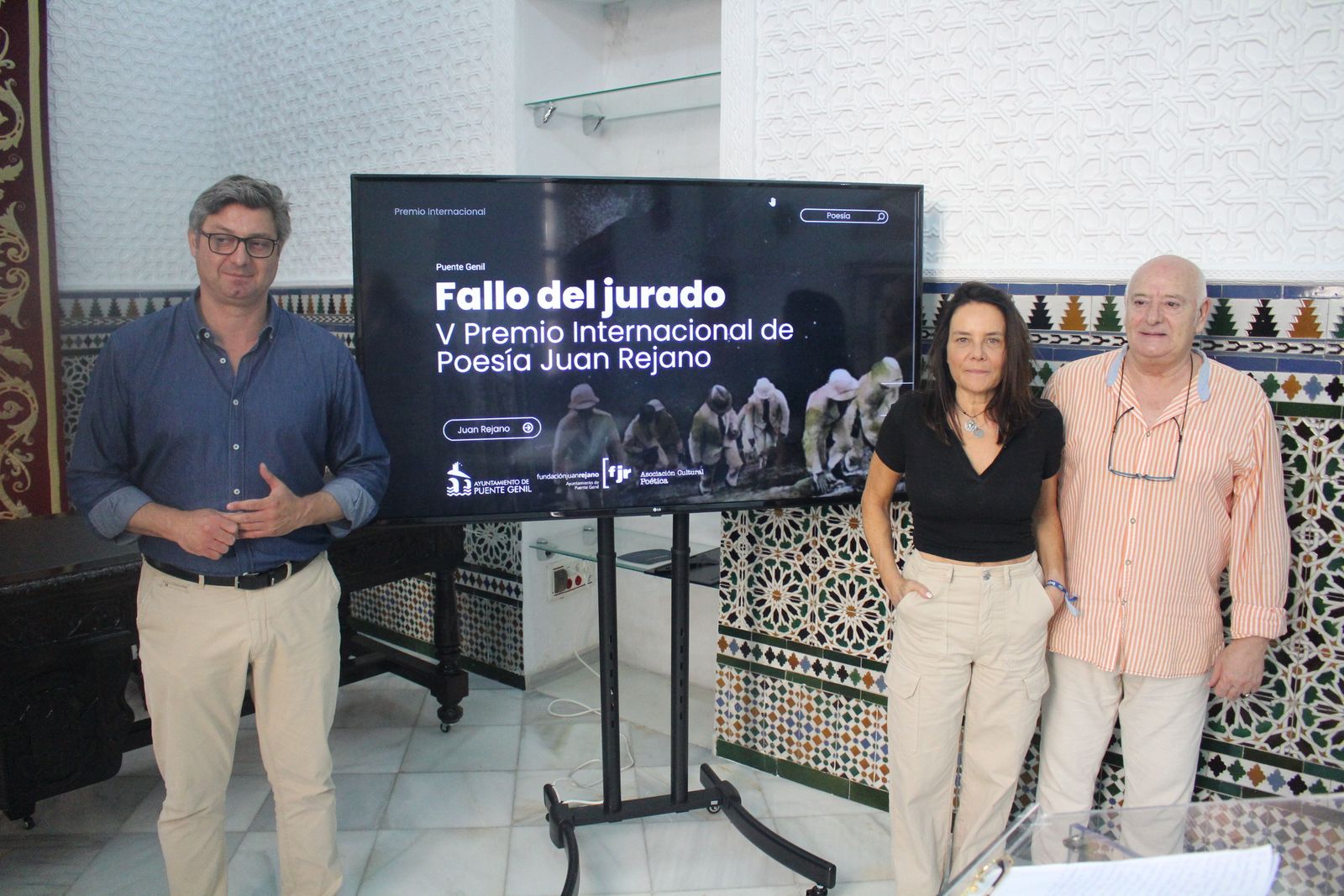 Sergio Velasco, María Delgado, y  Antonio Roa, en la presentación del ganador del premio.