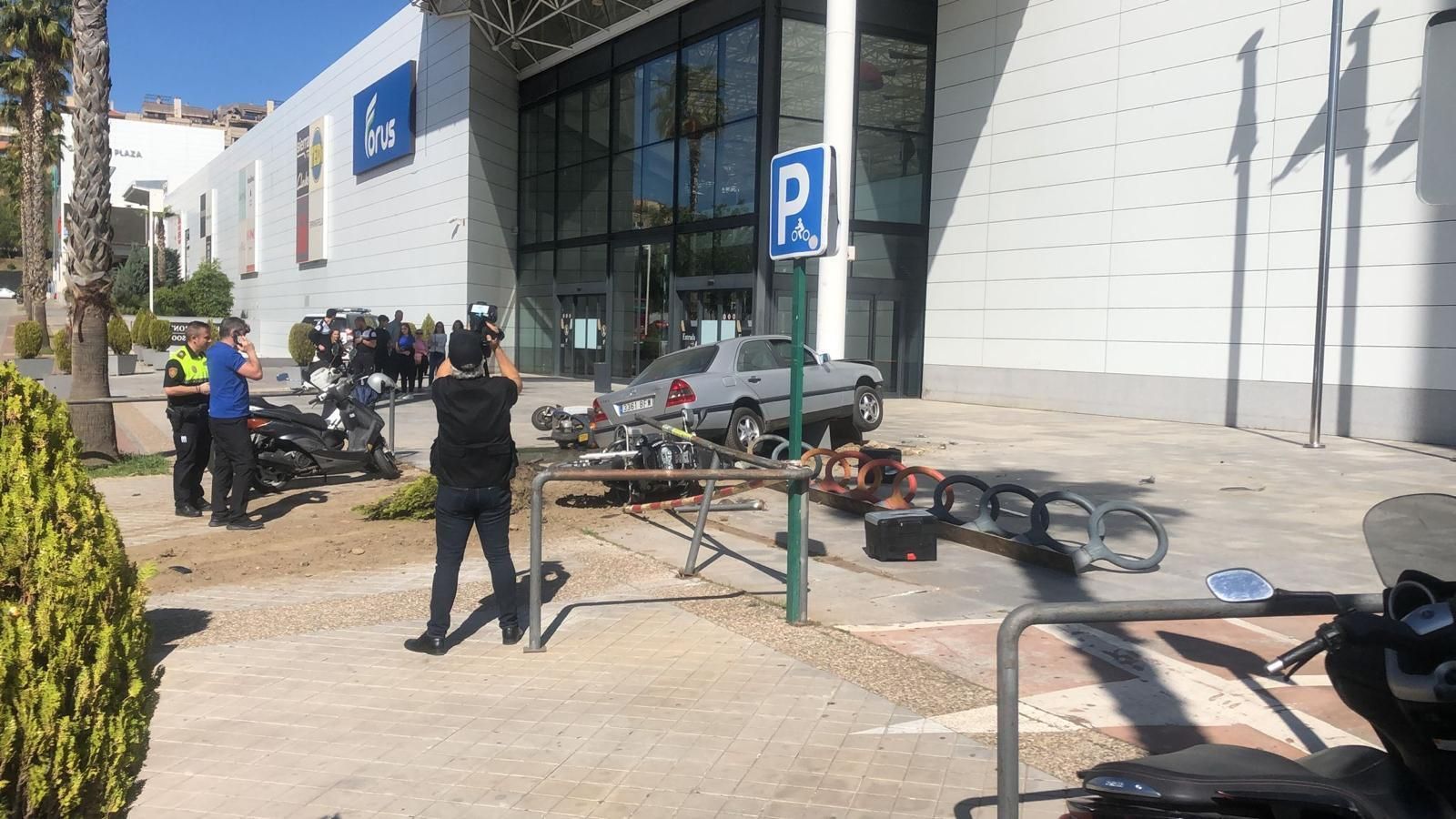 Coche accidentado en el Serrallo