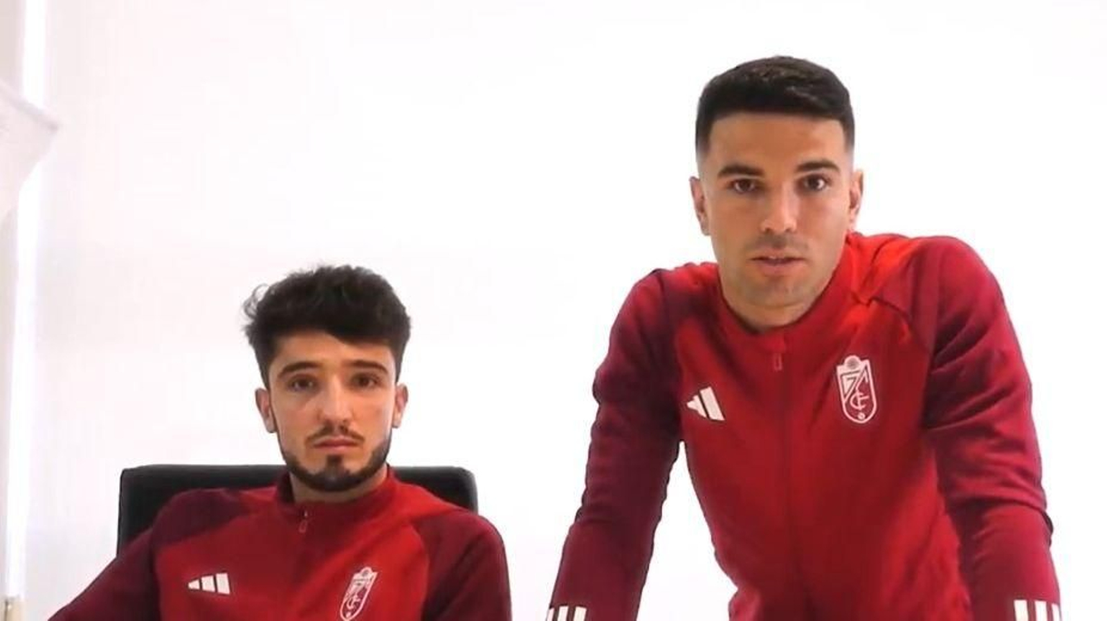 Los dos jugadores ya visten con los colores del Granada